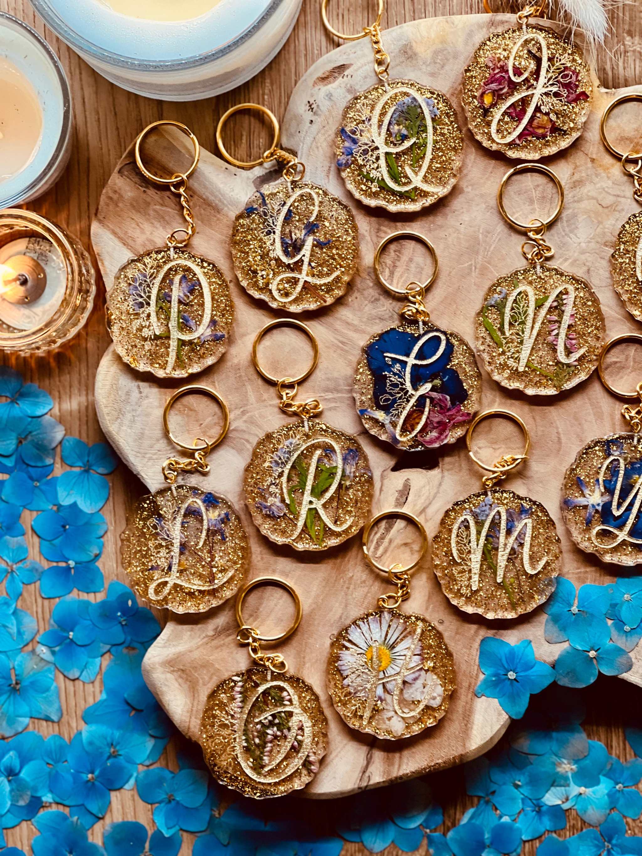 Einzigartiger Designer Schlüsselanhänger mit echten, selbstgetrockneten Blumen, aus Resin gefertigt, handgefertigtes Unikat, perfektes Geschenk für Blumenliebhaber.