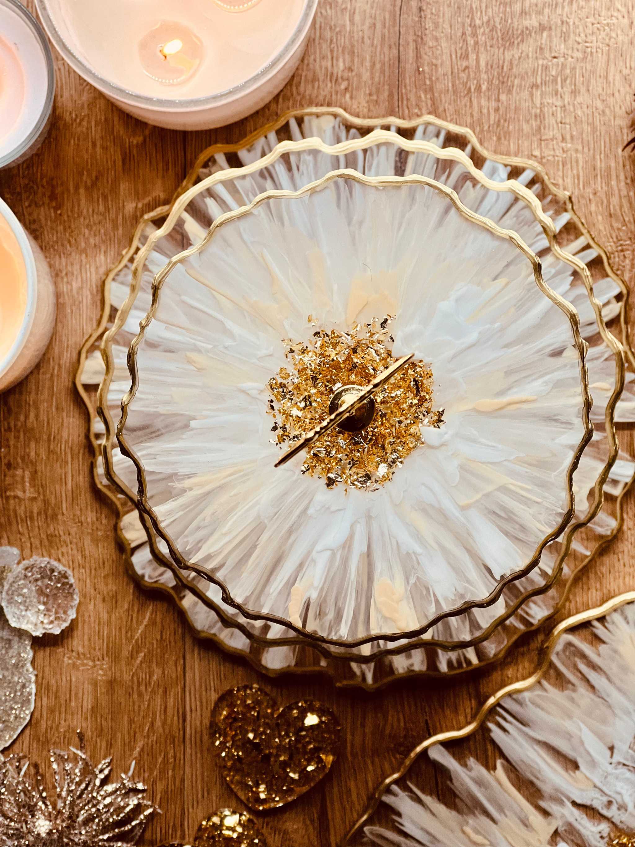 Deko Set aus Epoxidharz mit weiß-goldenem 3D Design, handgefertigte Etagere mit goldenen Akzenten auf Holztisch