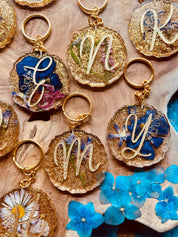 Designer Schlüsselanhänger mit echten Blumen, in Resin gegossen, handgefertigt, einzigartiges Design, ideale Geschenkidee für Freunde und Familie.
