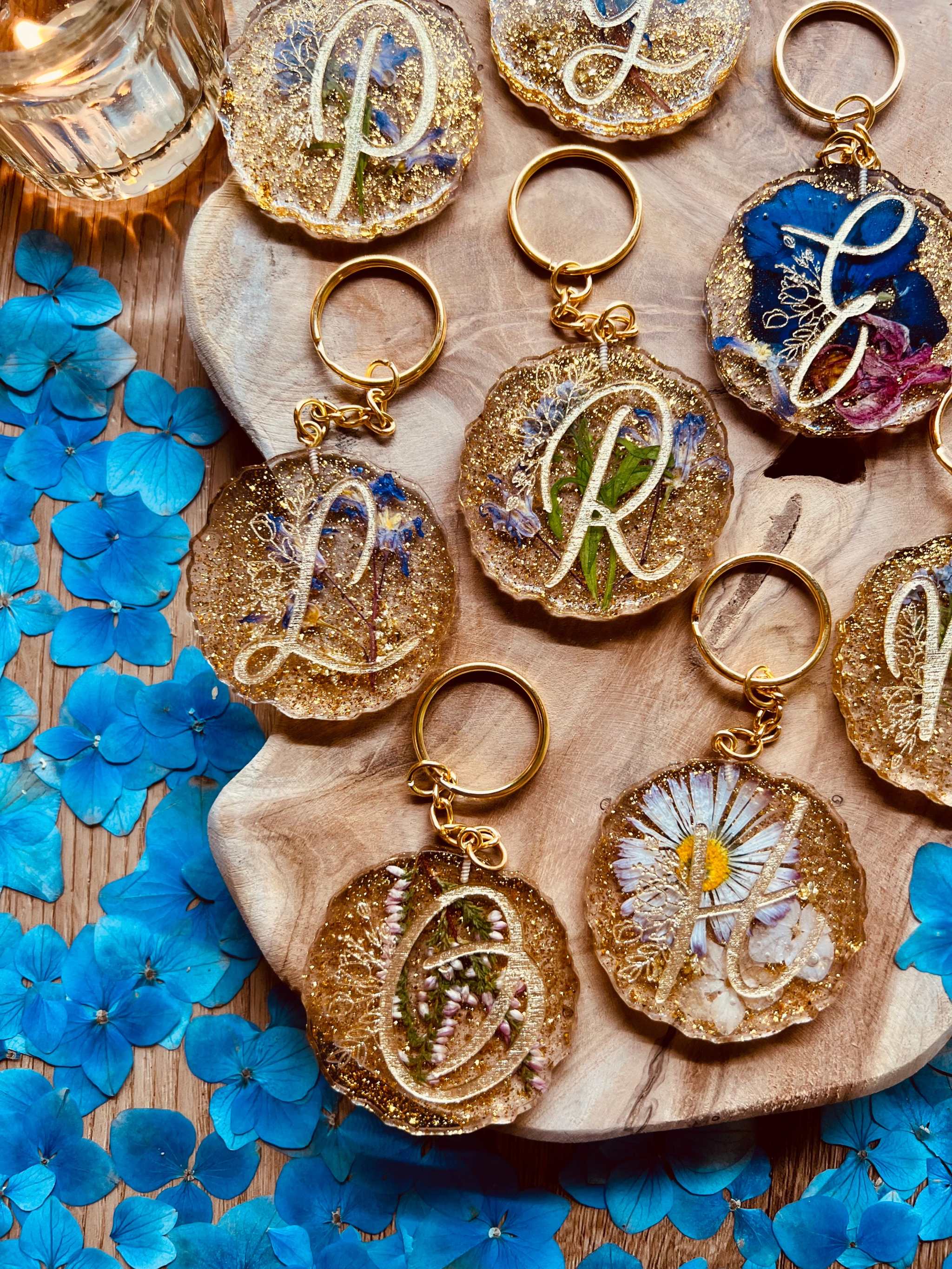 Einzigartiger Schlüsselanhänger mit echten Blumen, aus Resin gefertigt, handgefertigt, perfektes Geschenk für Designliebhaber.
