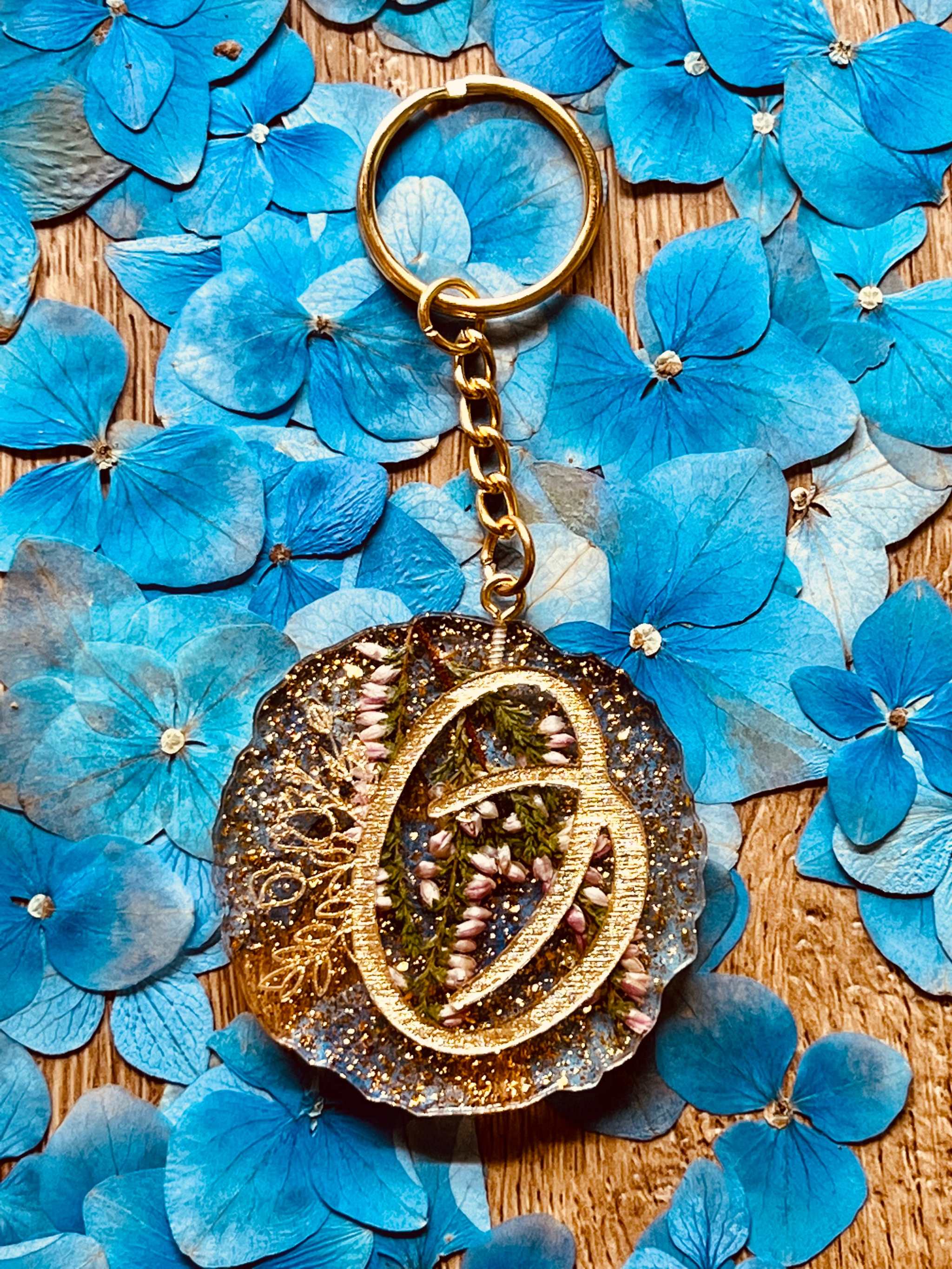 Blumen Designer Schlüsselanhänger aus hochwertigem Resin, liebevoll handgefertigt, jedes Stück ein Unikat, stilvolles Accessoire.