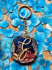 Resin Designer Schlüsselanhänger mit echten Blumen, handgefertigt, einzigartiges Design, perfekte Geschenkidee für jeden Anlass.