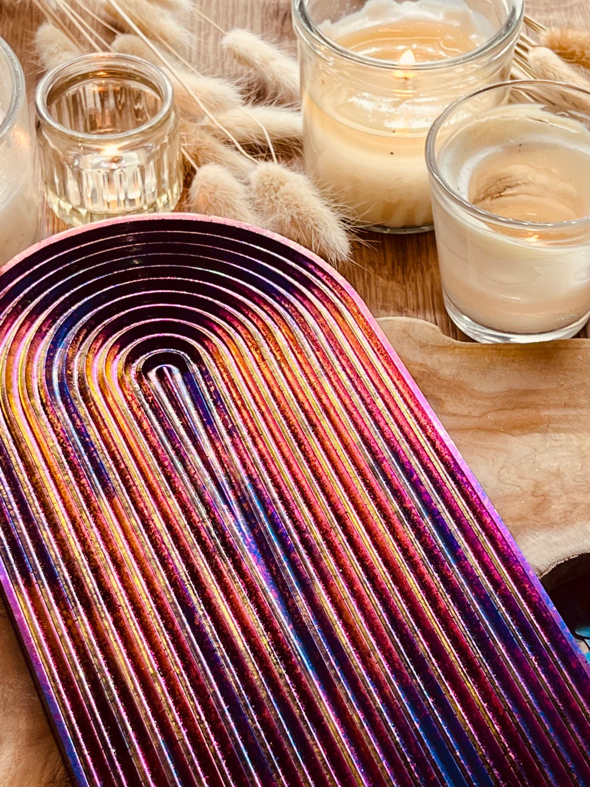 Buntes Rainbow Tablett aus handgemachtem Resin mit Regenbogen Design und Chameleon Farben, ca. 32x15cm groß.