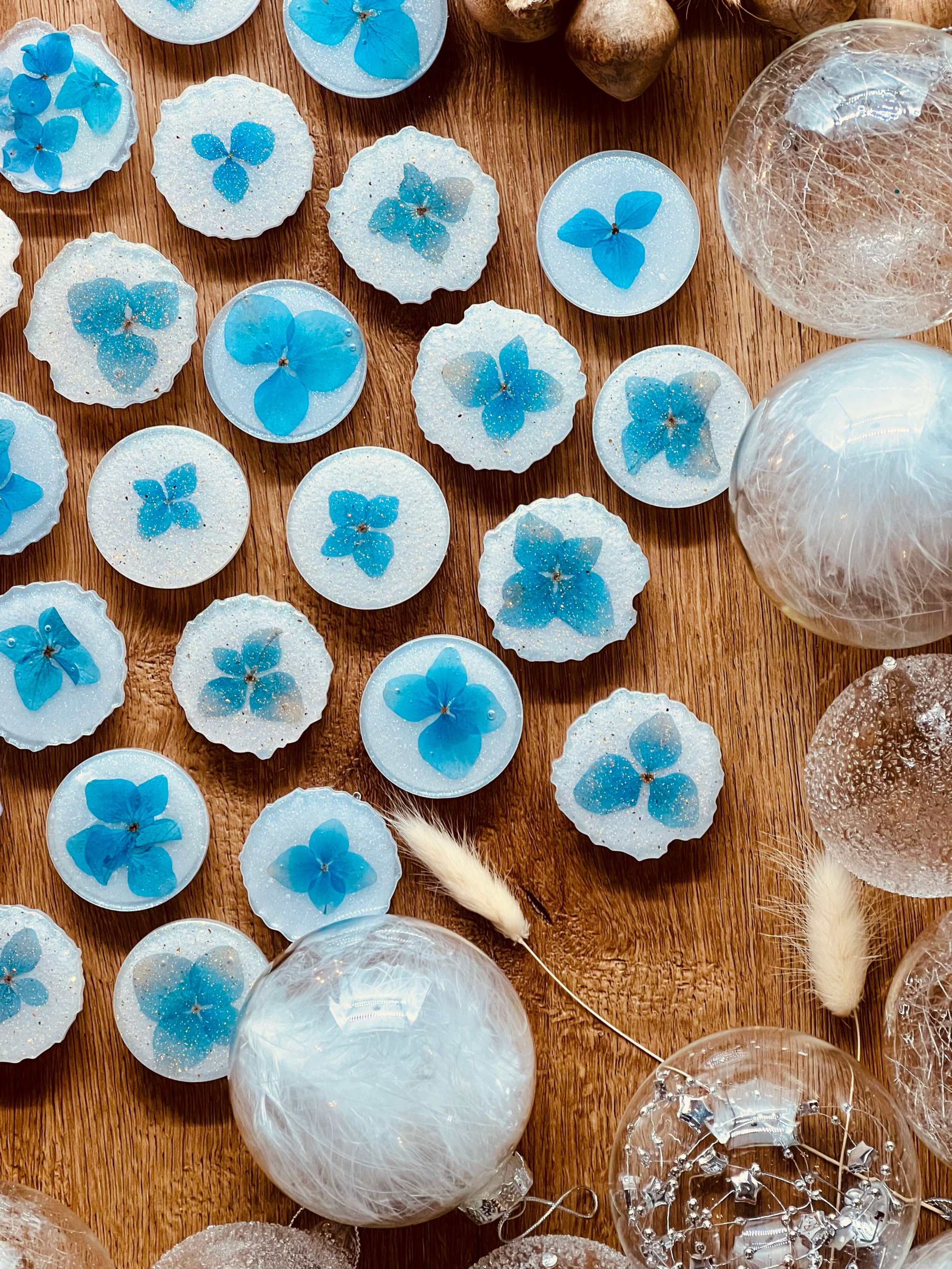 Handyhalter aus Resin mit blauen Hortensien – dekorative und funktionale Smartphone-Halterung.