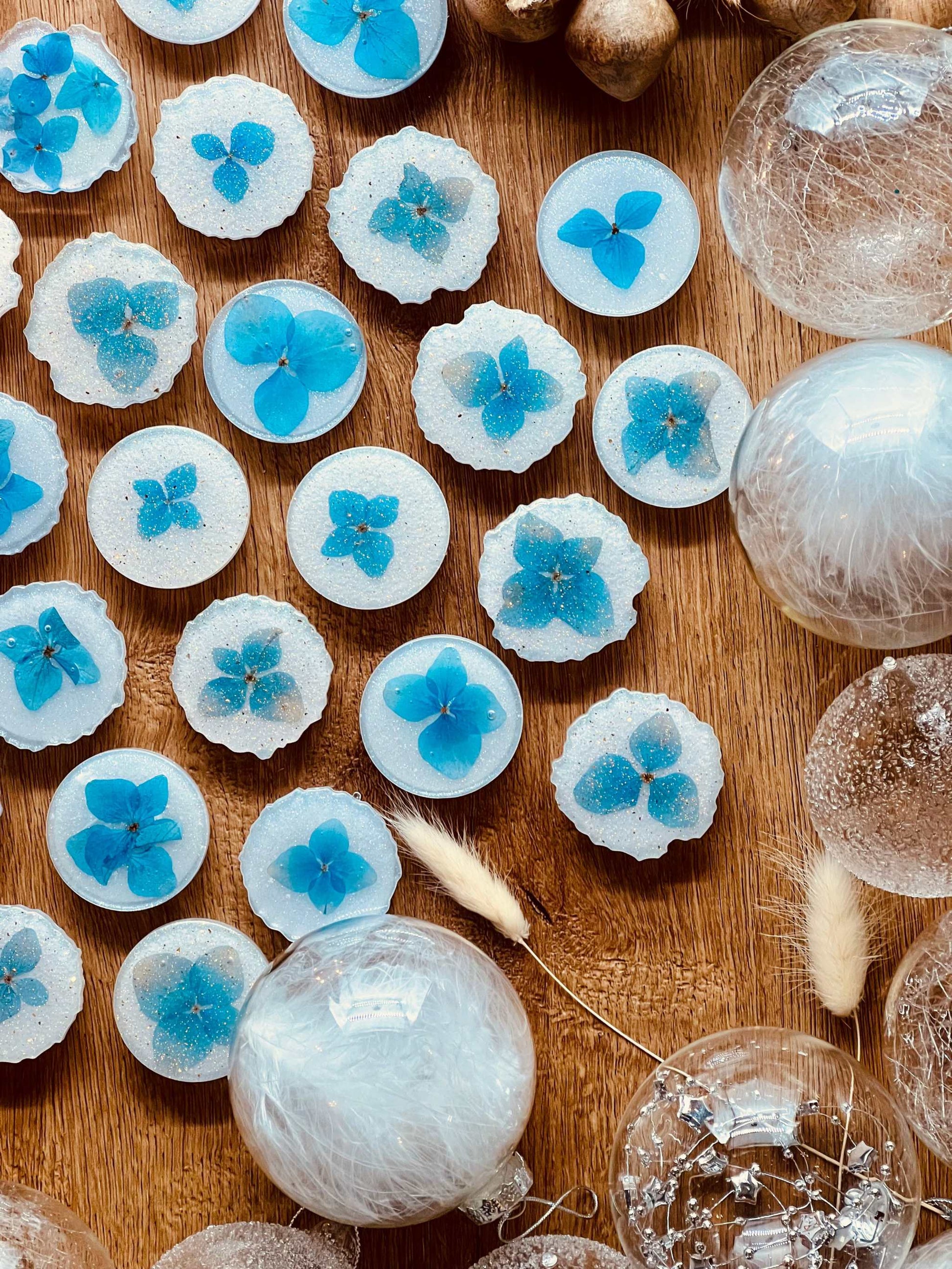 Handyhalter aus Resin mit blauen Hortensien – dekorative und funktionale Smartphone-Halterung.
