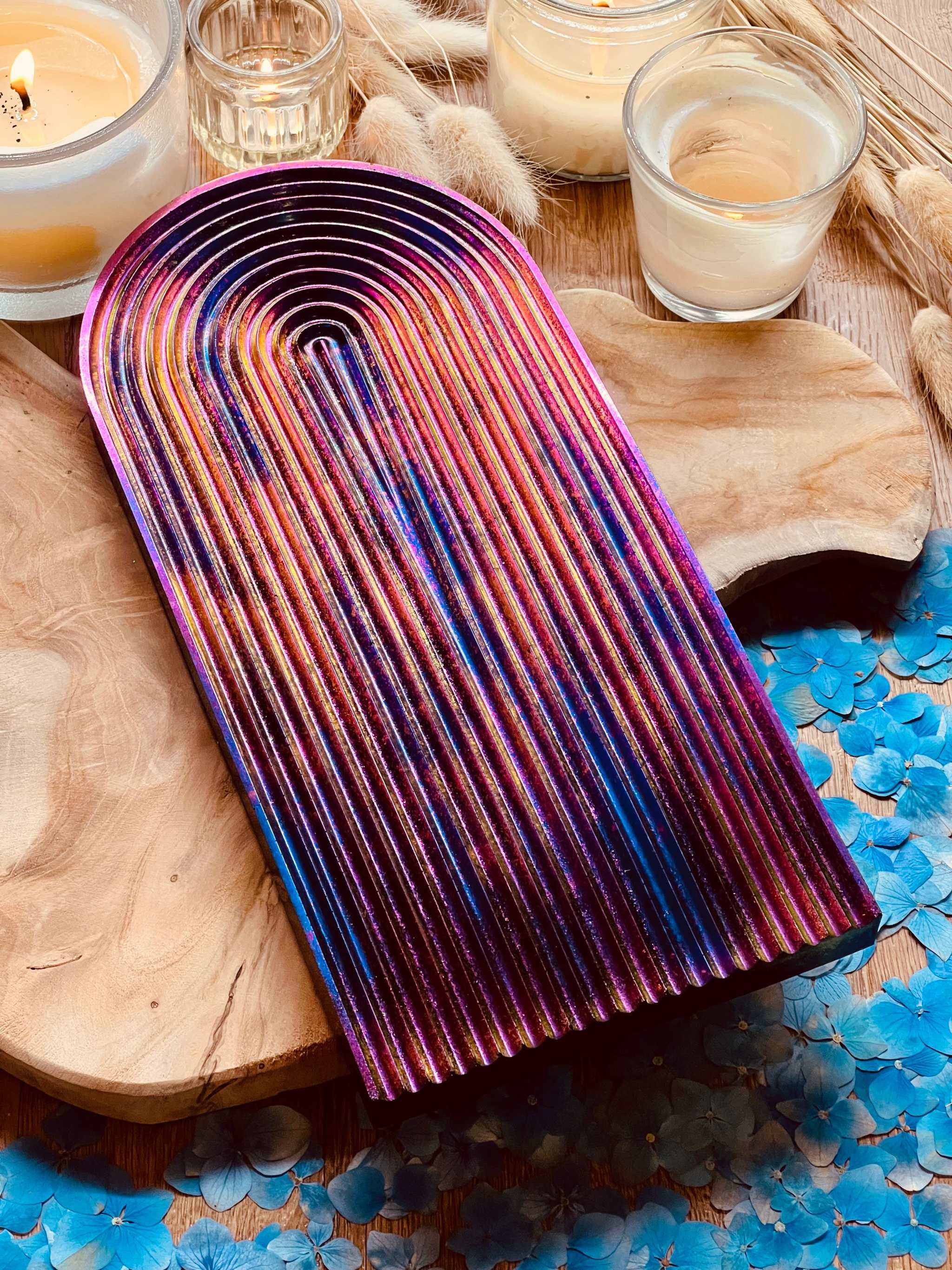 buntes Rainbow Tablett aus handgemachtem Resin mit Regenbogen und Chameleon Farben, ca. 32x15cm