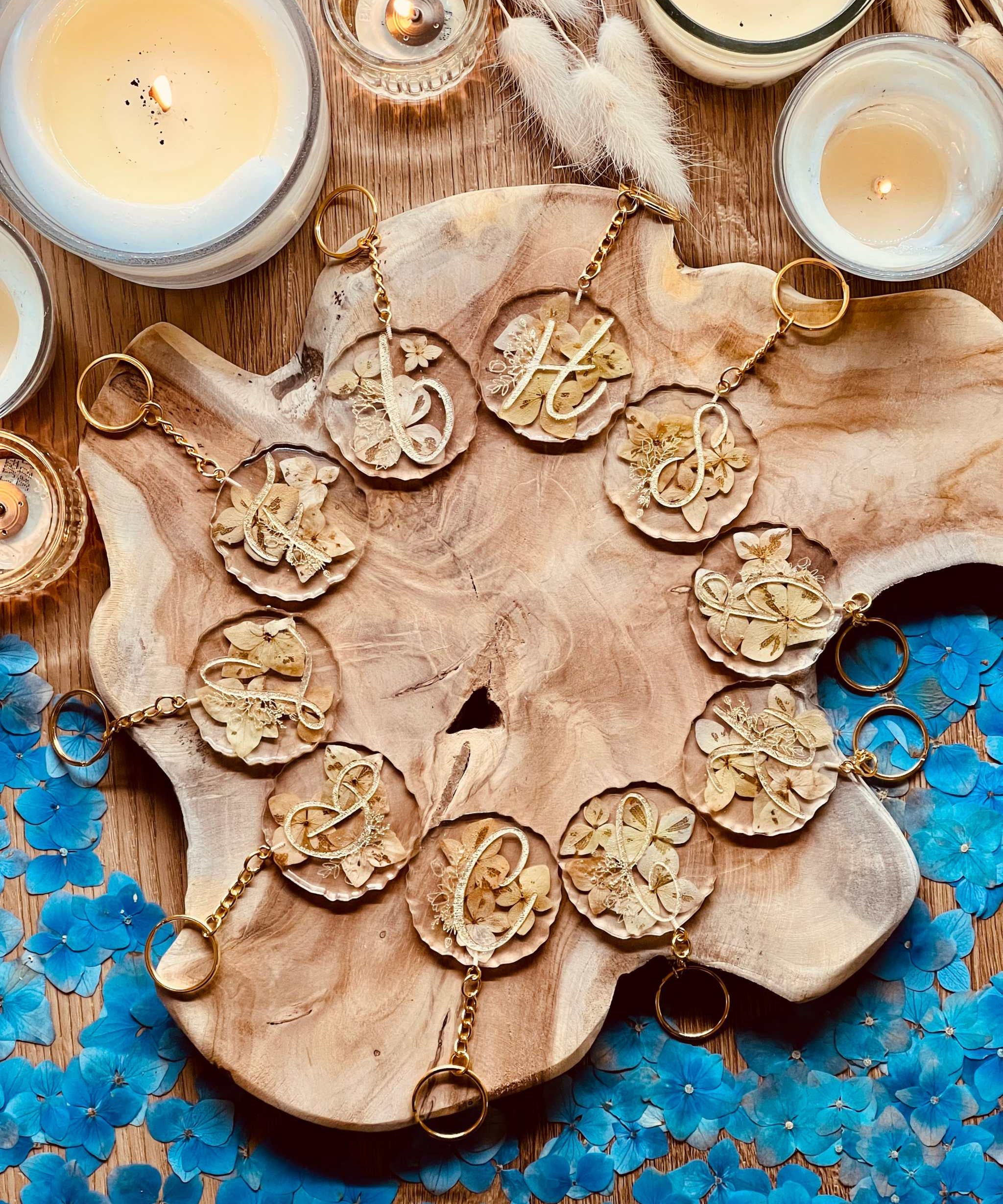 Handgefertigter Designer Schlüsselanhänger mit echten natürlichen Hortensien, in hochwertigem Resin gegossen, einzigartiges Unikat, stilvolles Accessoire für Naturliebhaber.