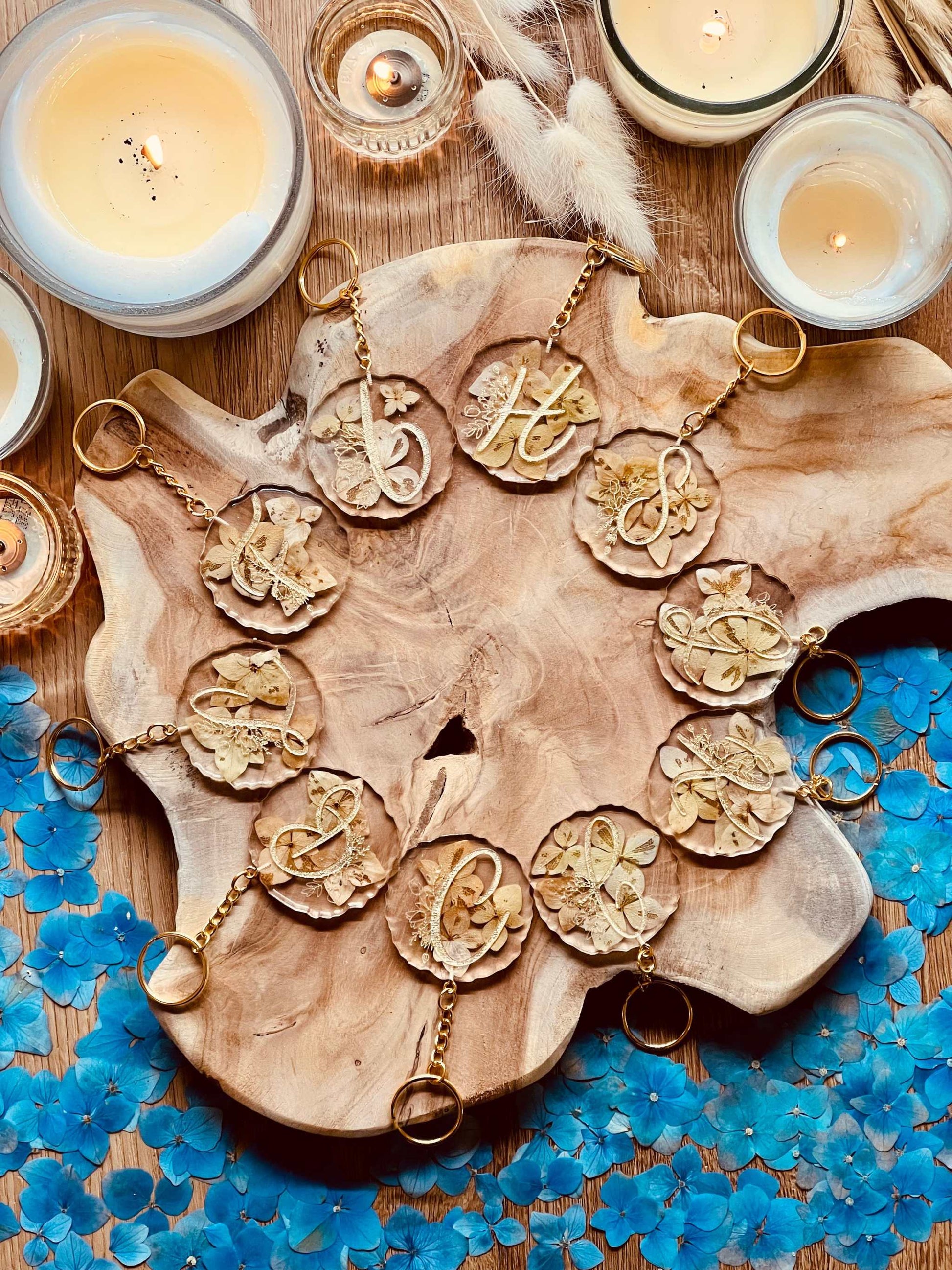 Handgefertigter Designer Schlüsselanhänger mit echten natürlichen Hortensien, in hochwertigem Resin gegossen, einzigartiges Unikat, stilvolles Accessoire für Naturliebhaber.