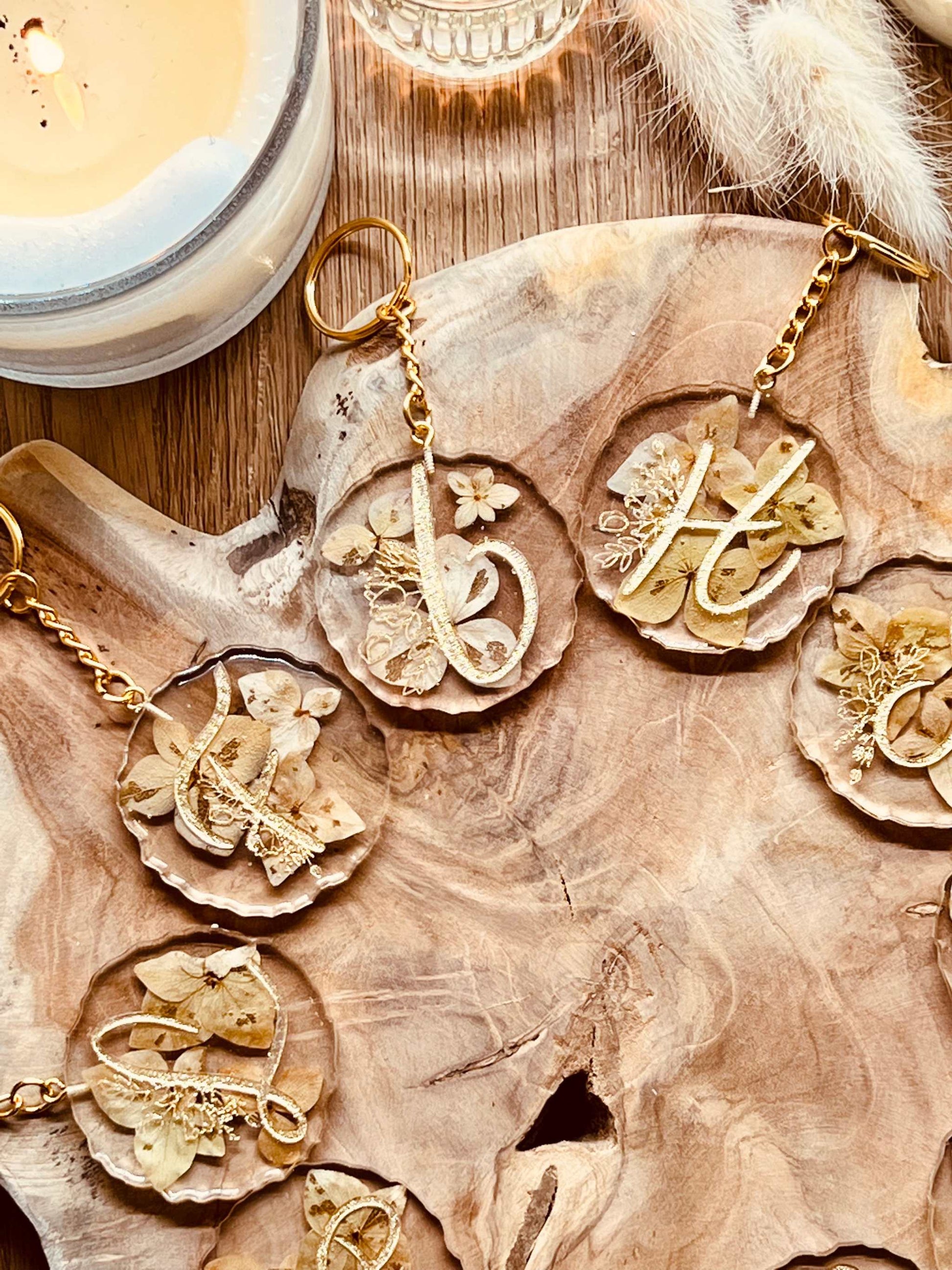 Designer Schlüsselanhänger mit echten natürlichen Hortensien, in Resin gegossen, handgefertigt, einzigartiges Design, ideale Geschenkidee für Freunde und Familie.
