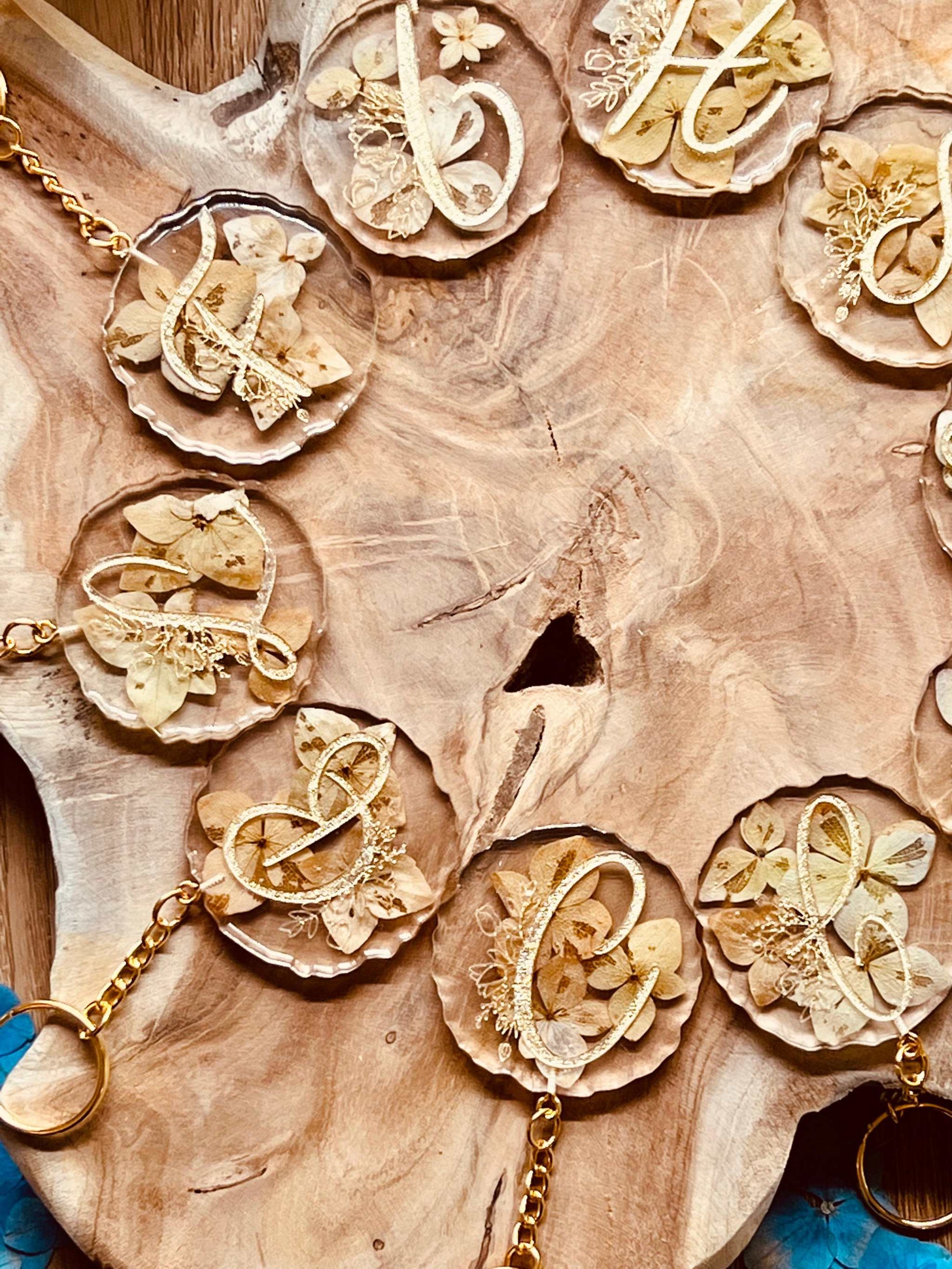 Handgefertigter Resin Designer Schlüsselanhänger mit echten natürlichen Hortensien, einzigartiges Unikat, stilvolles Accessoire für den Alltag.