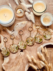Handgefertigter Designer Schlüsselanhänger mit echten grünen Hortensien, in hochwertigem Resin gegossen, einzigartiges Unikat, stilvolles Accessoire für Naturliebhaber.