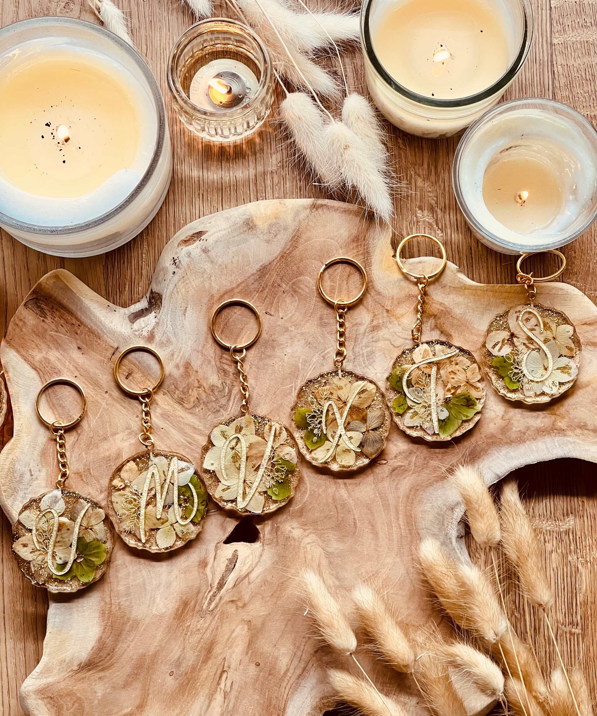 Handgefertigter Designer Schlüsselanhänger mit echten grünen Hortensien, in hochwertigem Resin gegossen, einzigartiges Unikat, stilvolles Accessoire für Naturliebhaber.