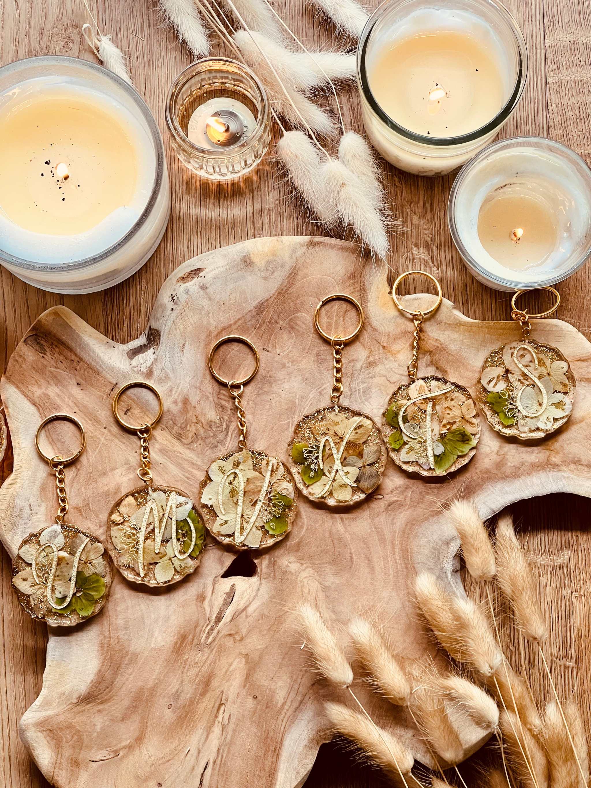 Handgefertigter Designer Schlüsselanhänger mit echten grünen Hortensien, in hochwertigem Resin gegossen, einzigartiges Unikat, stilvolles Accessoire für Naturliebhaber.