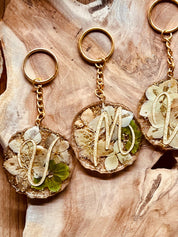 Einzigartiger Designer Schlüsselanhänger mit echten, selbstgetrockneten grünen Hortensien, aus Resin gefertigt, handgefertigtes Unikat, perfektes Geschenk für Blumenliebhaber.