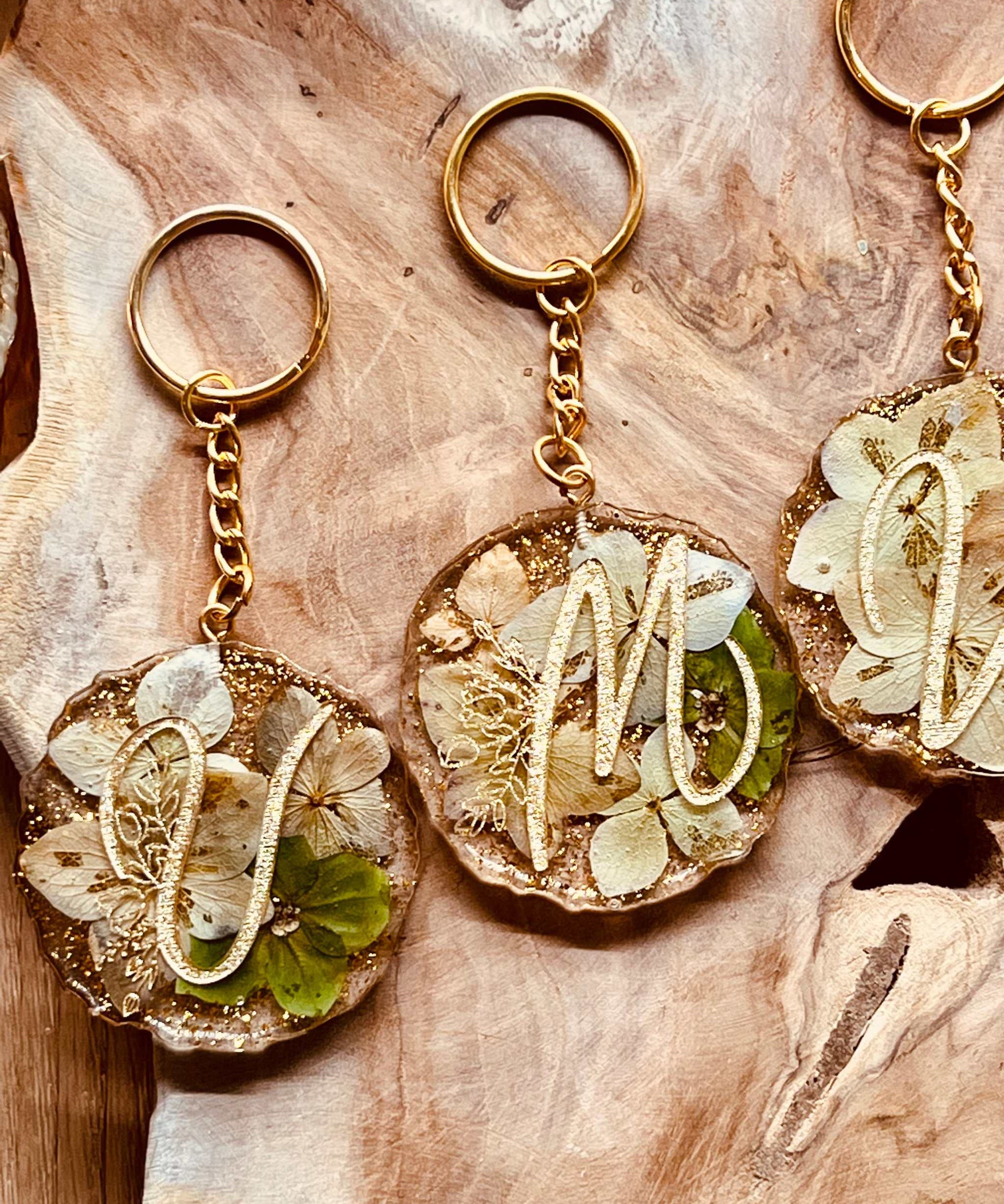 Einzigartiger Designer Schlüsselanhänger mit echten, selbstgetrockneten grünen Hortensien, aus Resin gefertigt, handgefertigtes Unikat, perfektes Geschenk für Blumenliebhaber.