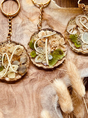 Resin Designer Schlüsselanhänger mit echten grünen Hortensien, handgefertigtes Unikat, stilvolles Accessoire für Schlüsselbund oder Tasche.