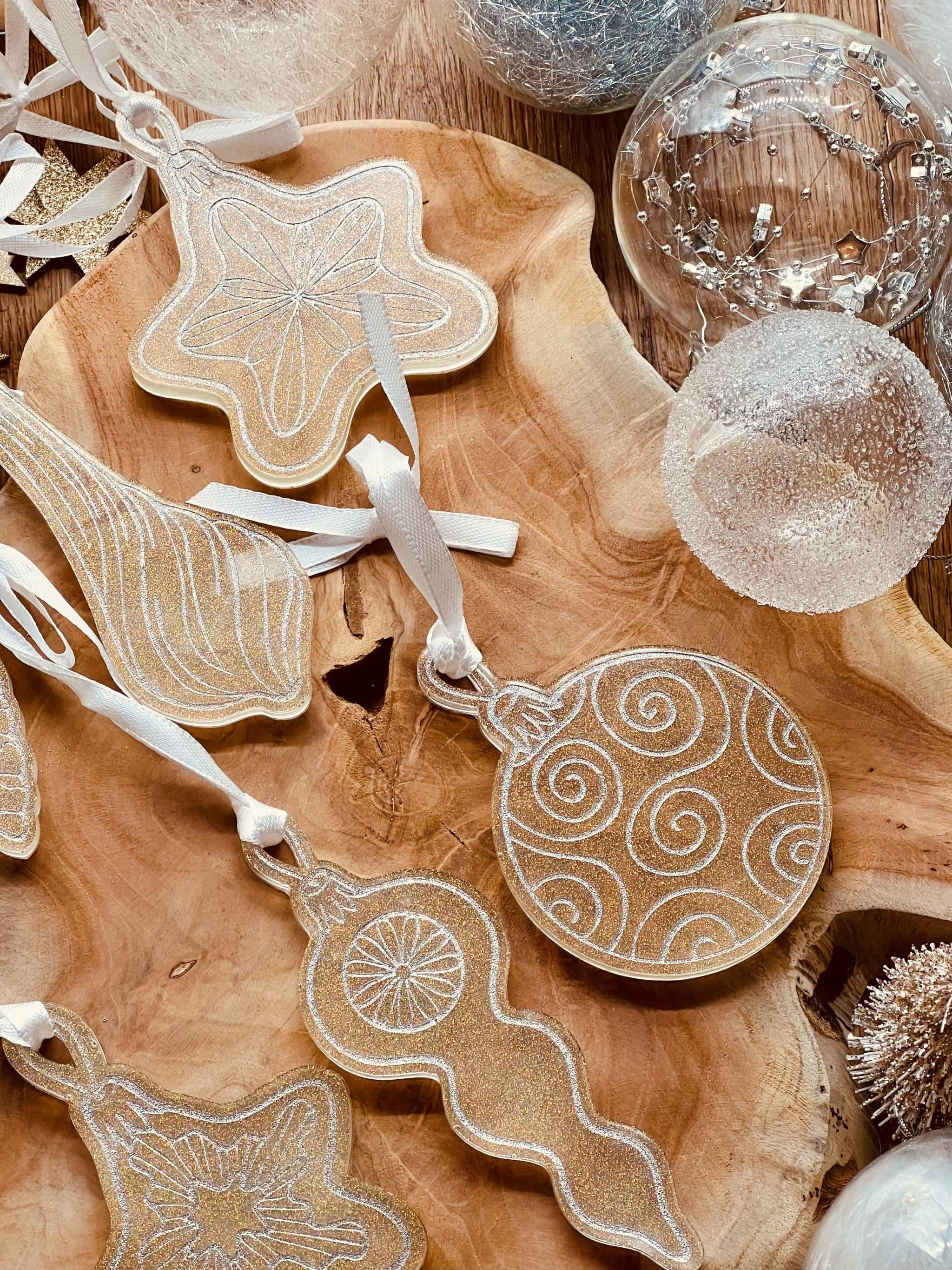 Weihnachtsbaumanhänger aus Resin in Silber mit Glitzer, 7-teiliges Set.