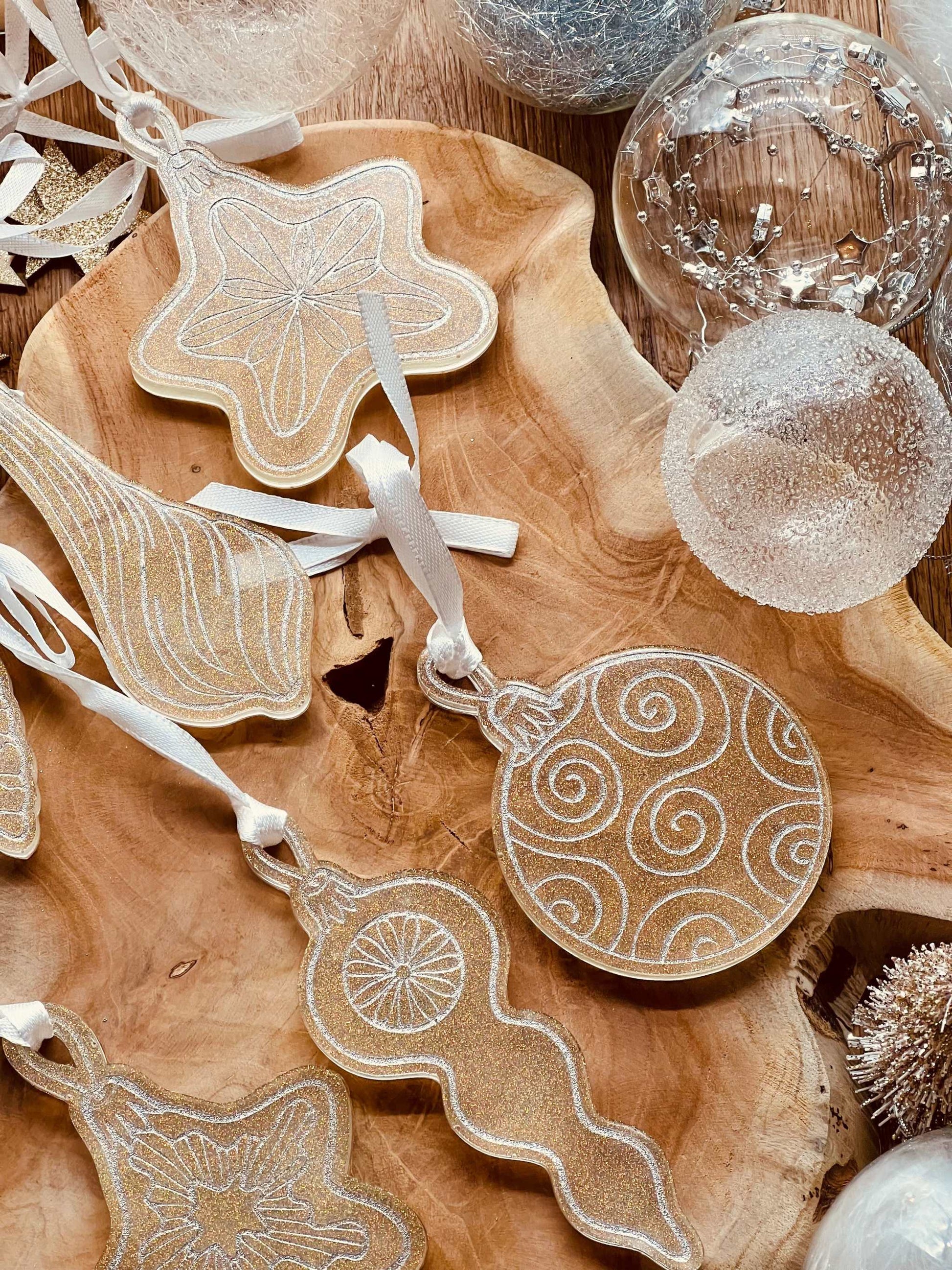 Weihnachtsbaumanhänger aus Resin in Silber mit Glitzer, 7-teiliges Set.