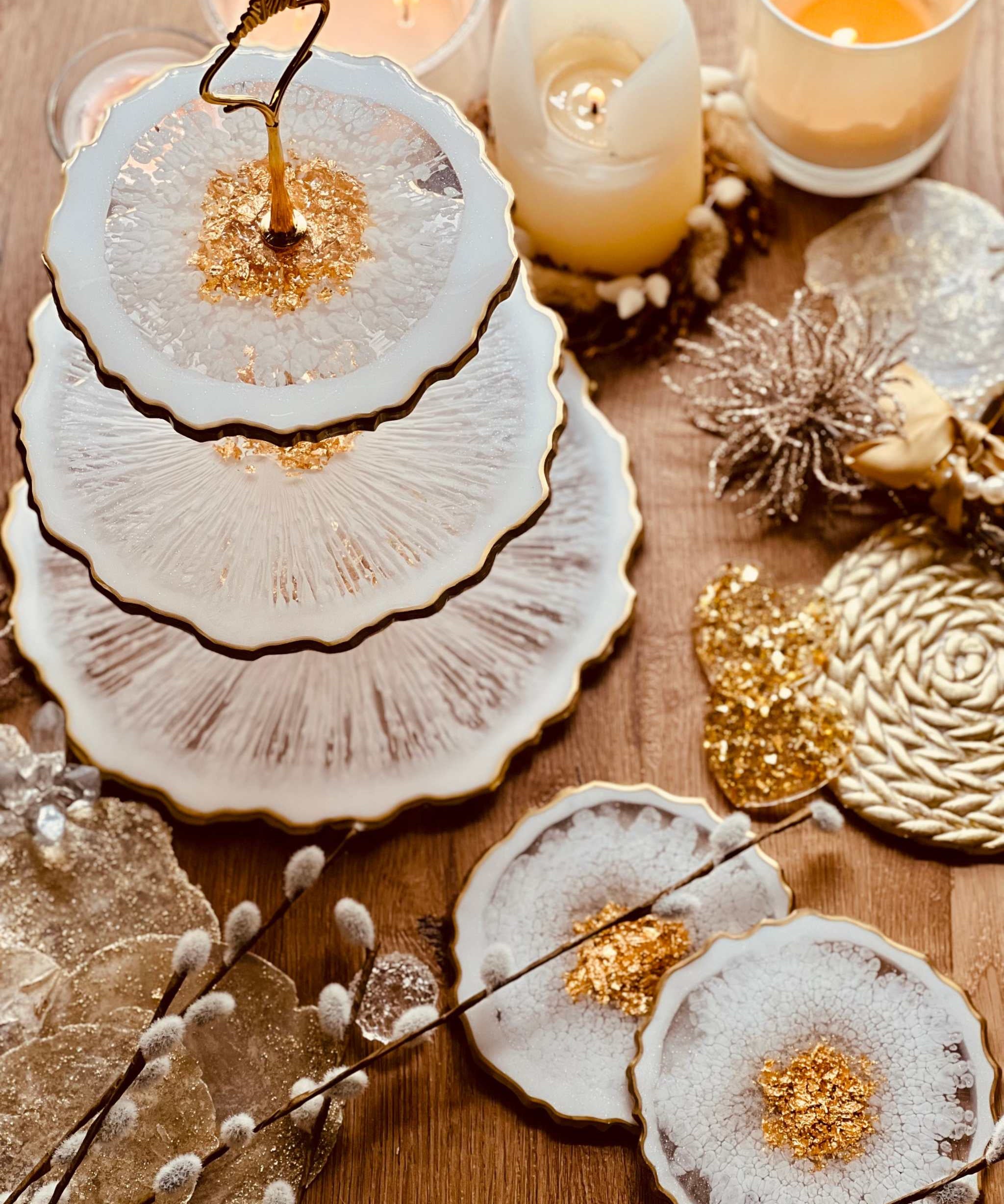 dreistöckige etagere aus resin mit unregelmäßiger form und goldenen details handgefertigt als einzigartige tischdekoration