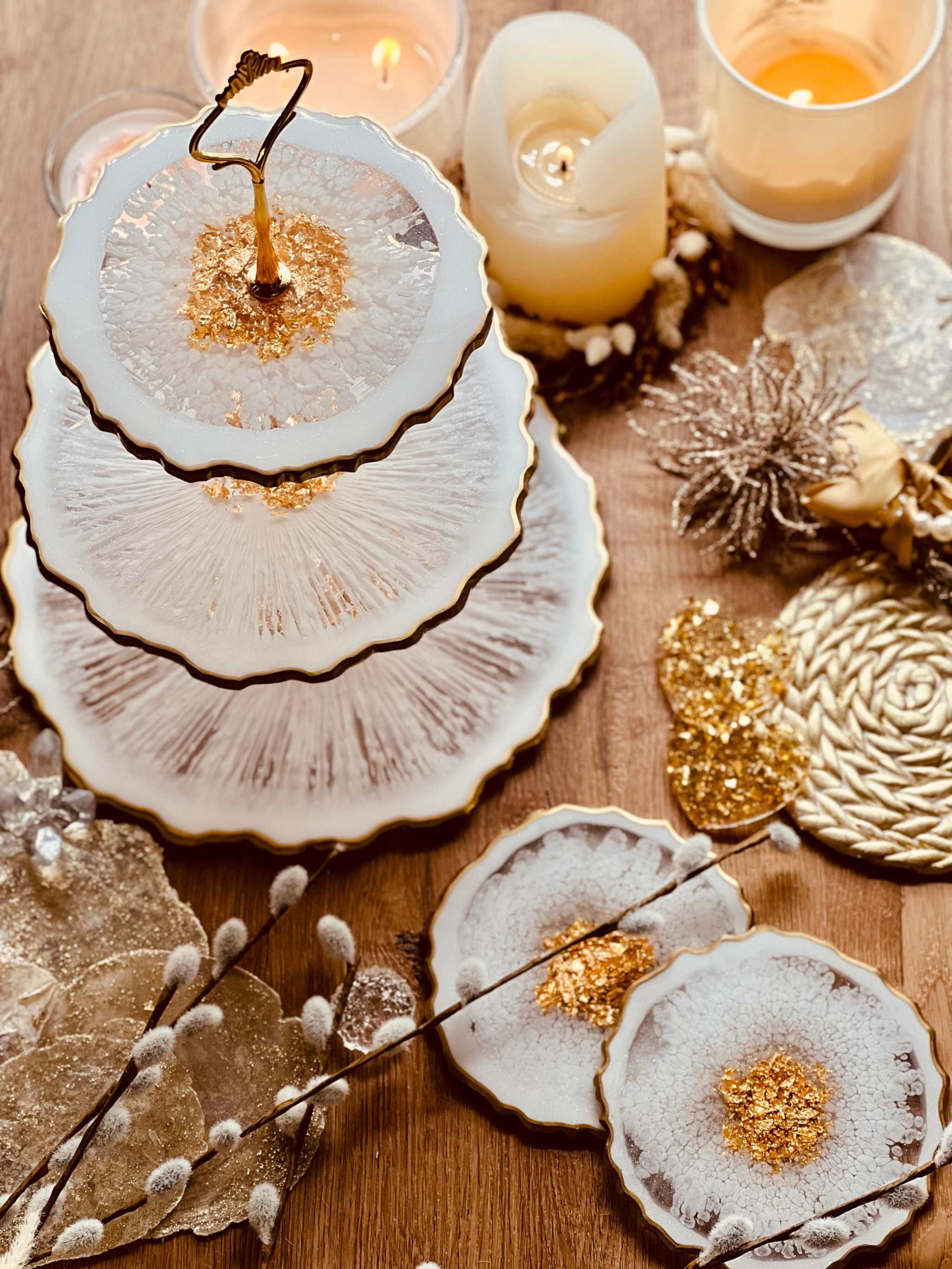 dreistöckige etagere aus resin mit unregelmäßiger form und goldenen details handgefertigt als einzigartige tischdekoration