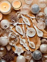 Weihnachtsbaumanhänger - 7 Anhänger aus Resin in Weiß mit Silber