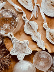Weihnachtsbaumanhänger, 7 handgemachte weiße Anhänger aus Resin mit Silber, Dekoration.