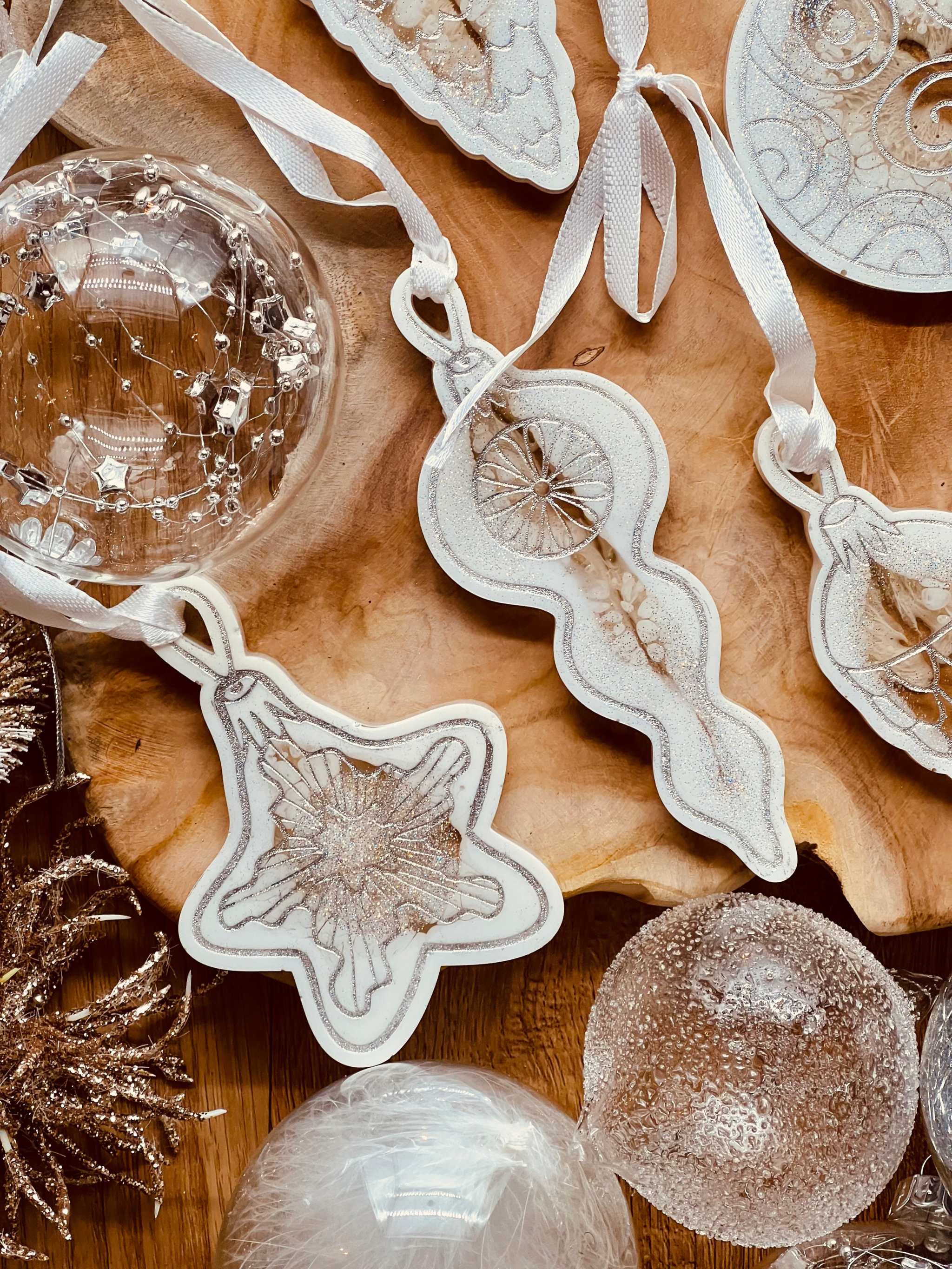 Weihnachtsbaumanhänger, 7 handgemachte weiße Anhänger aus Resin mit Silber, Dekoration.