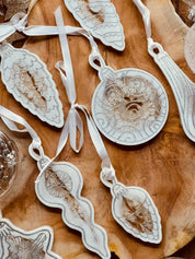 Weihnachtsbaumanhänger aus Resin in Weiß mit Silber, 7-teiliges Set.