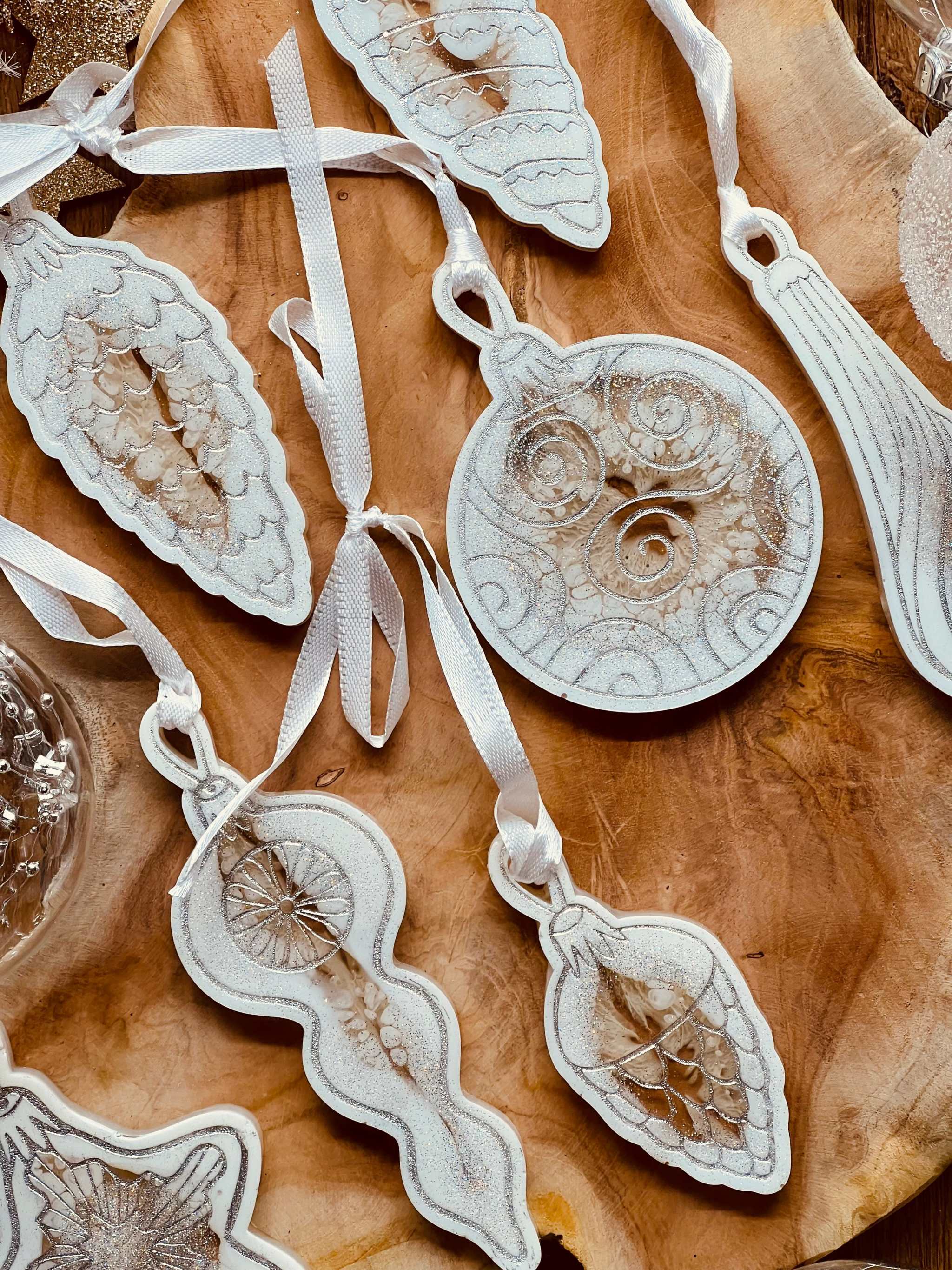 Weihnachtsbaumanhänger aus Resin in Weiß mit Silber, 7-teiliges Set.