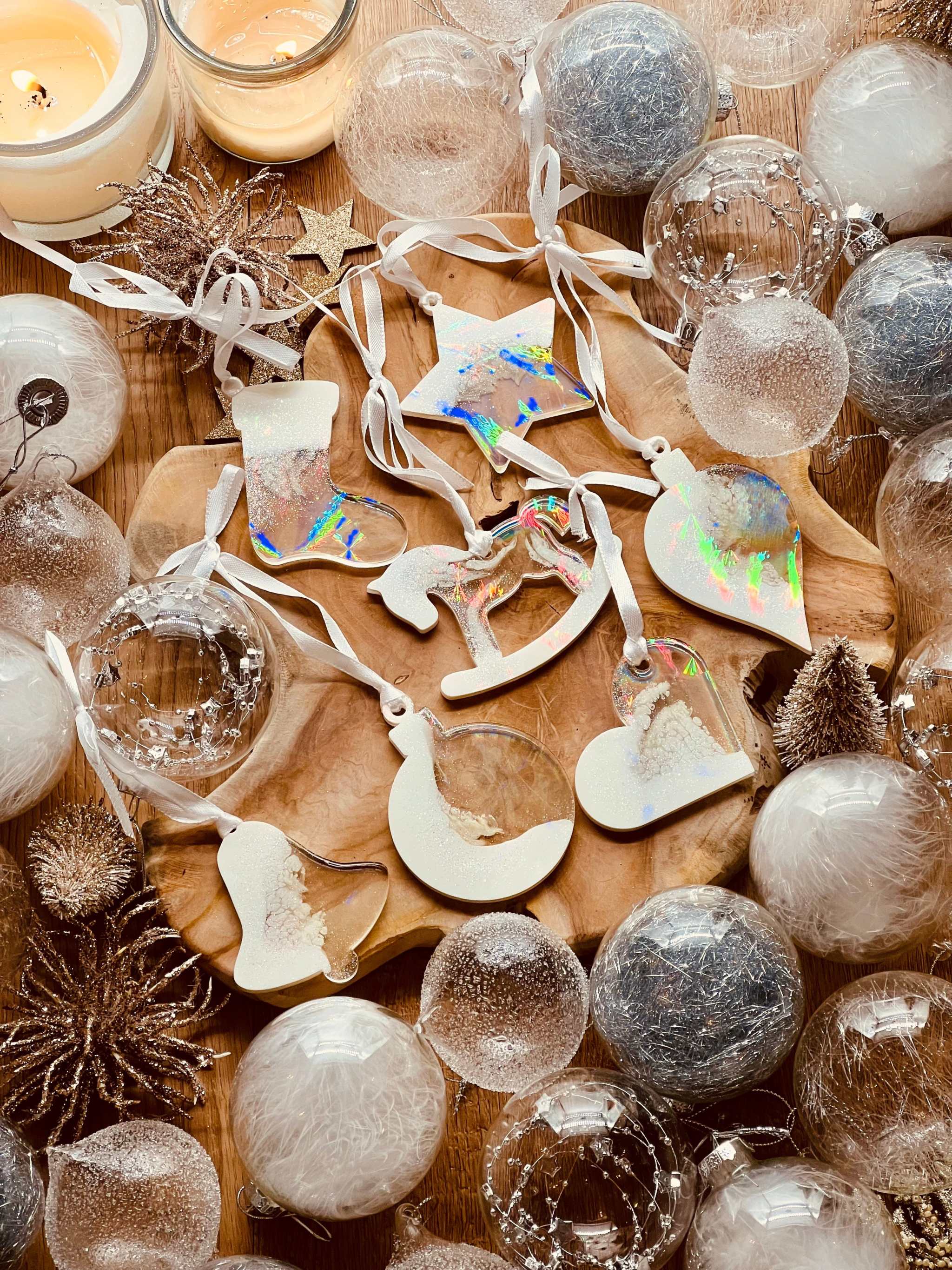7 Anhänger aus Resin in Weiß mit holographischer Oberfläche, Weihnachtsbaumanhänger-Set.