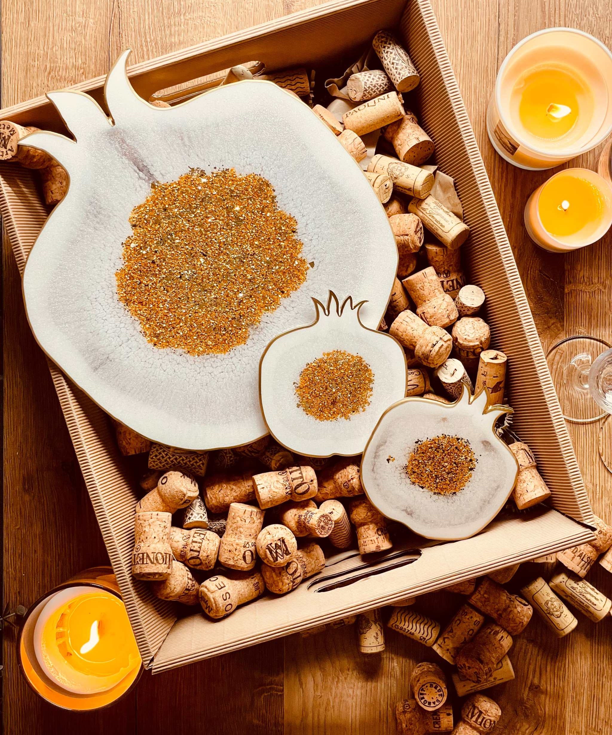 weißes handgemachtes Resin Tablett und 2 Untersetzer mit goldenen Granatapfel-Details im Set
