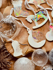 7 Stück weiße Resin-Weihnachtsbaumanhänger mit holographischer Oberfläche.