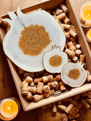 weißes Tablett aus Resin mit goldenen Granatapfel-Details und zwei passenden Untersetzern