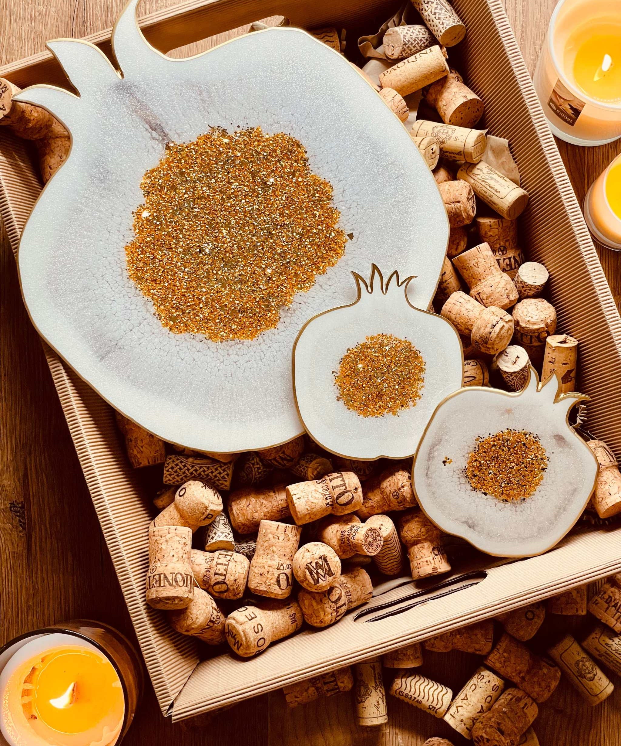 weißes Tablett aus Resin mit goldenen Granatapfel-Details und zwei passenden Untersetzern