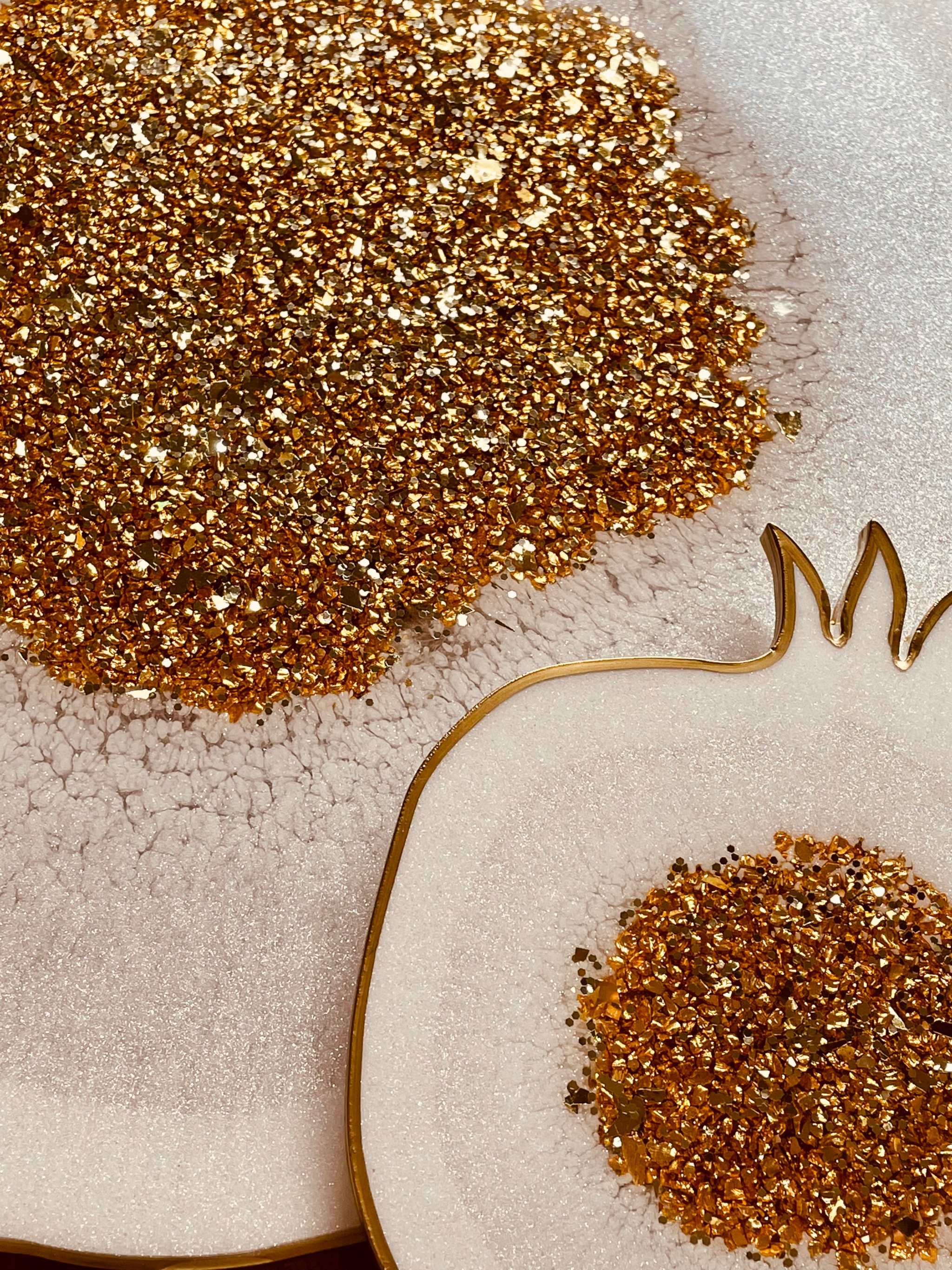 weißes Tablett und Untersetzer aus Resin mit goldener Granatapfel Deko, handgemacht