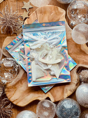 7 handgemachte weiße Resin-Anhänger mit holographischer Oberfläche als Weihnachtsbaumschmuck.