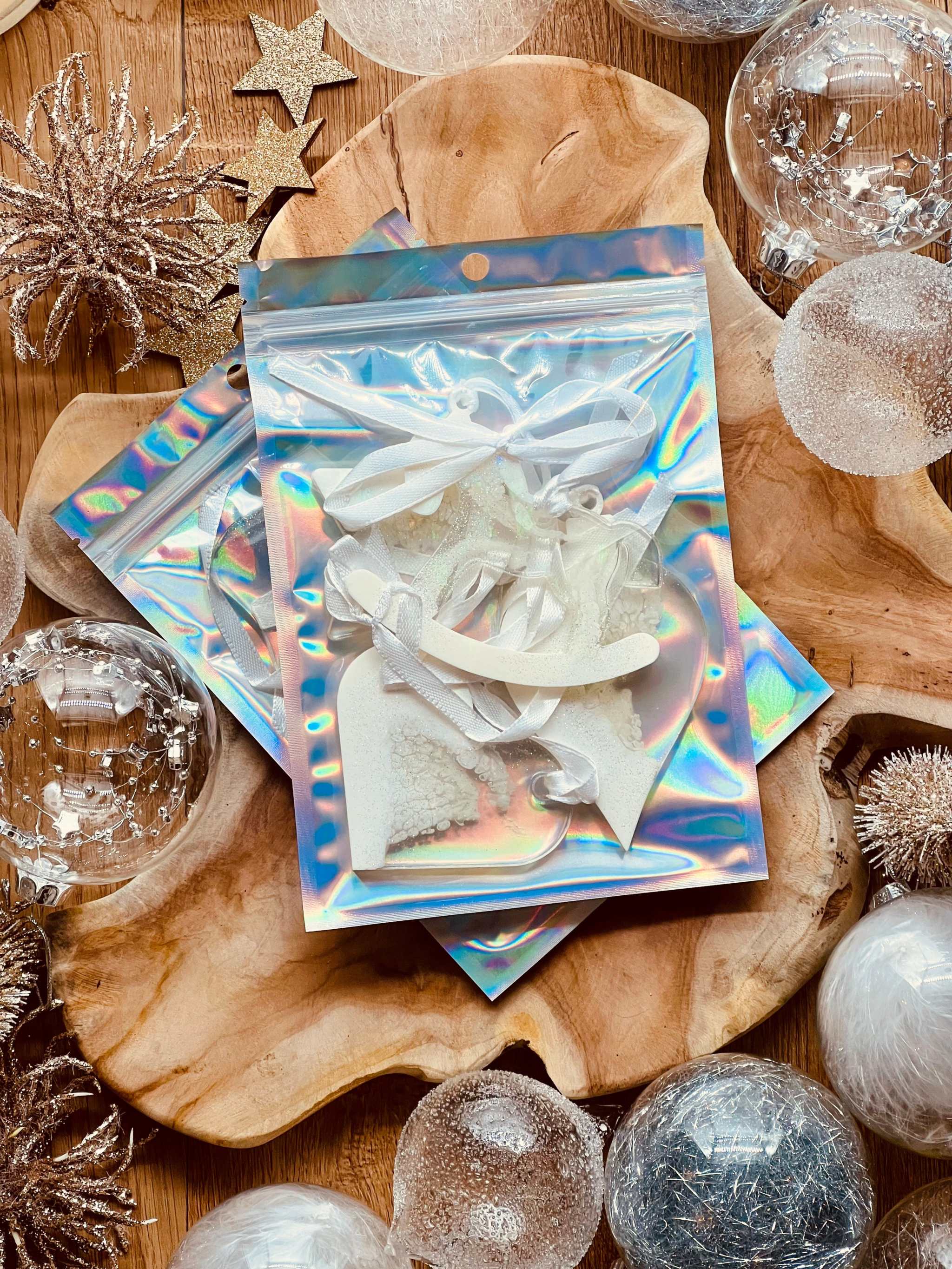 7 handgemachte weiße Resin-Anhänger mit holographischer Oberfläche als Weihnachtsbaumschmuck.