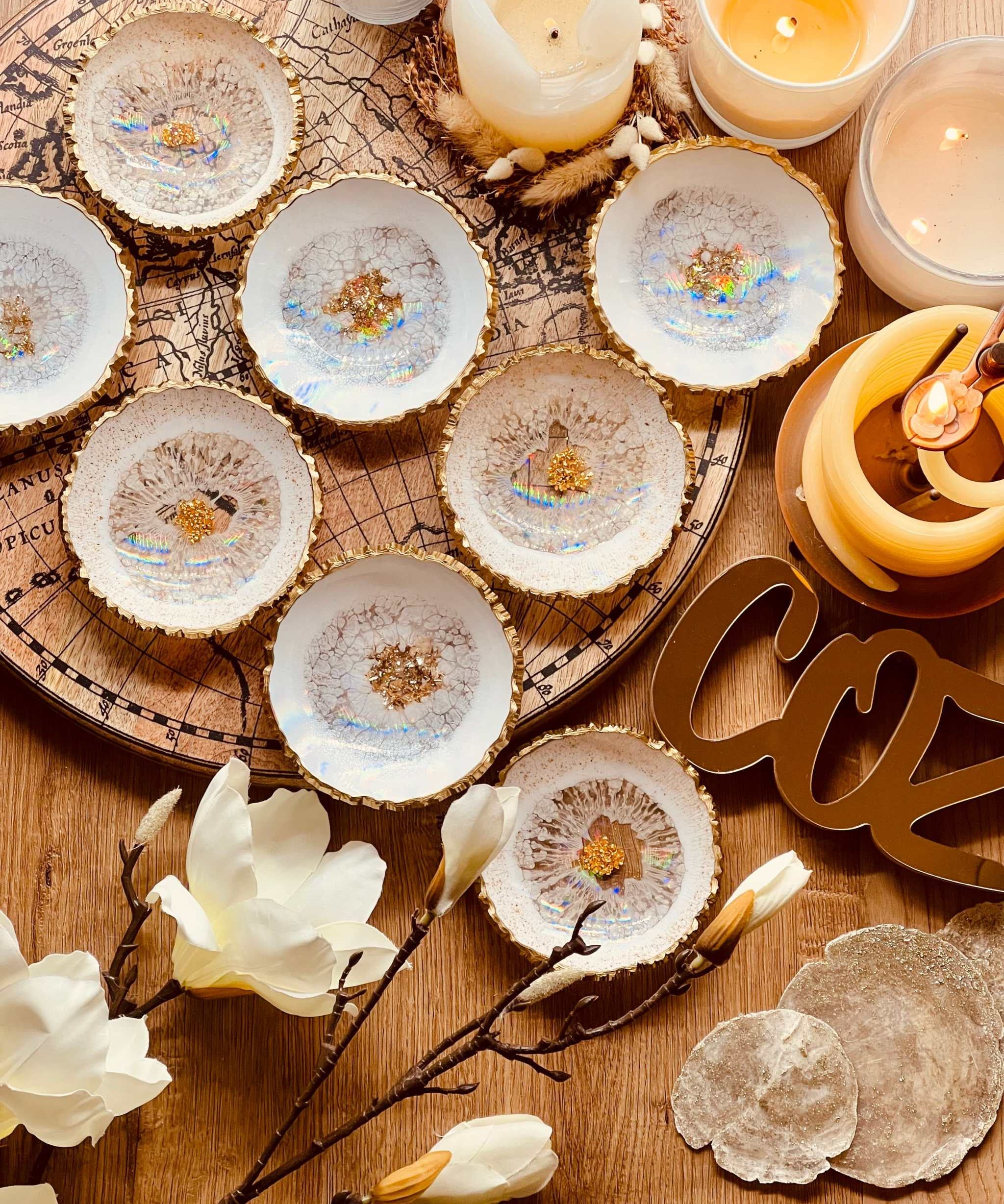Holographische Schmuckschalen aus weißem Resin mit goldenen Details als handgemachte Dekoration und Geschenkidee