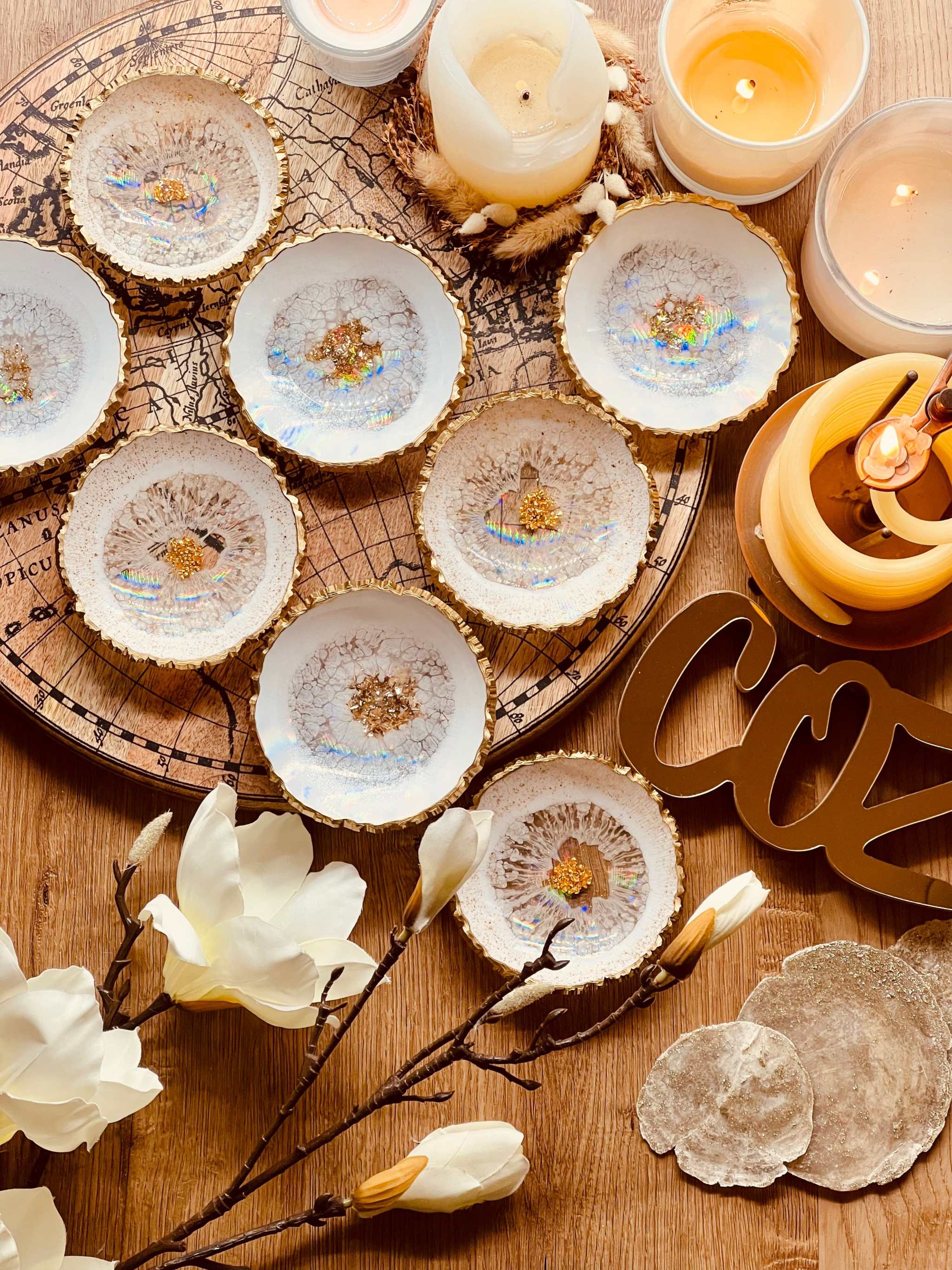 Holographische Schmuckschalen aus weißem Resin mit goldenen Details als handgemachte Dekoration und Geschenkidee