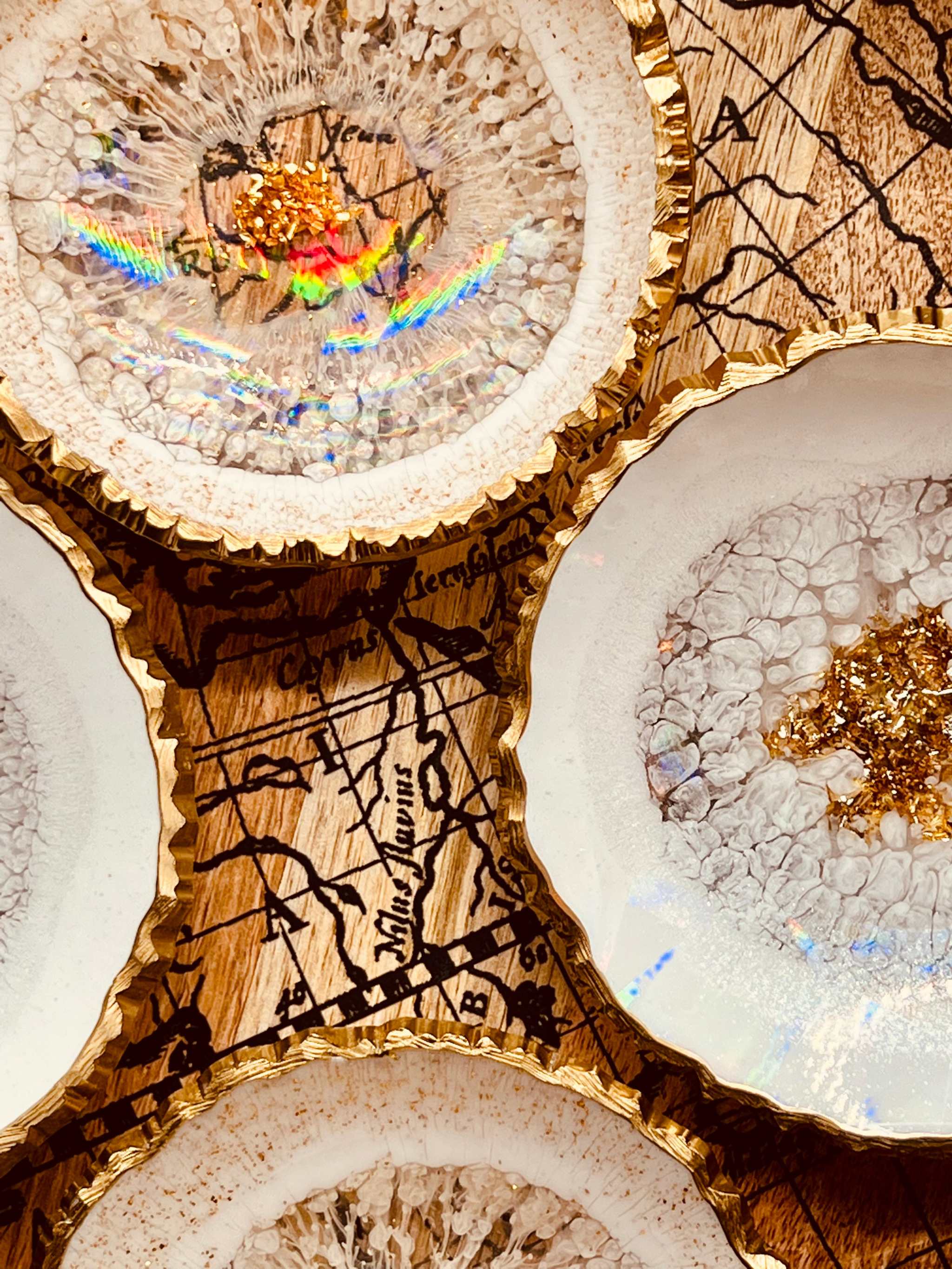 Holographische Schmuckschalen aus weißem Resin mit goldenen Details und holografischer Oberfläche als handgemachte Unikate für Schmuckaufbewahrung und Dekoration