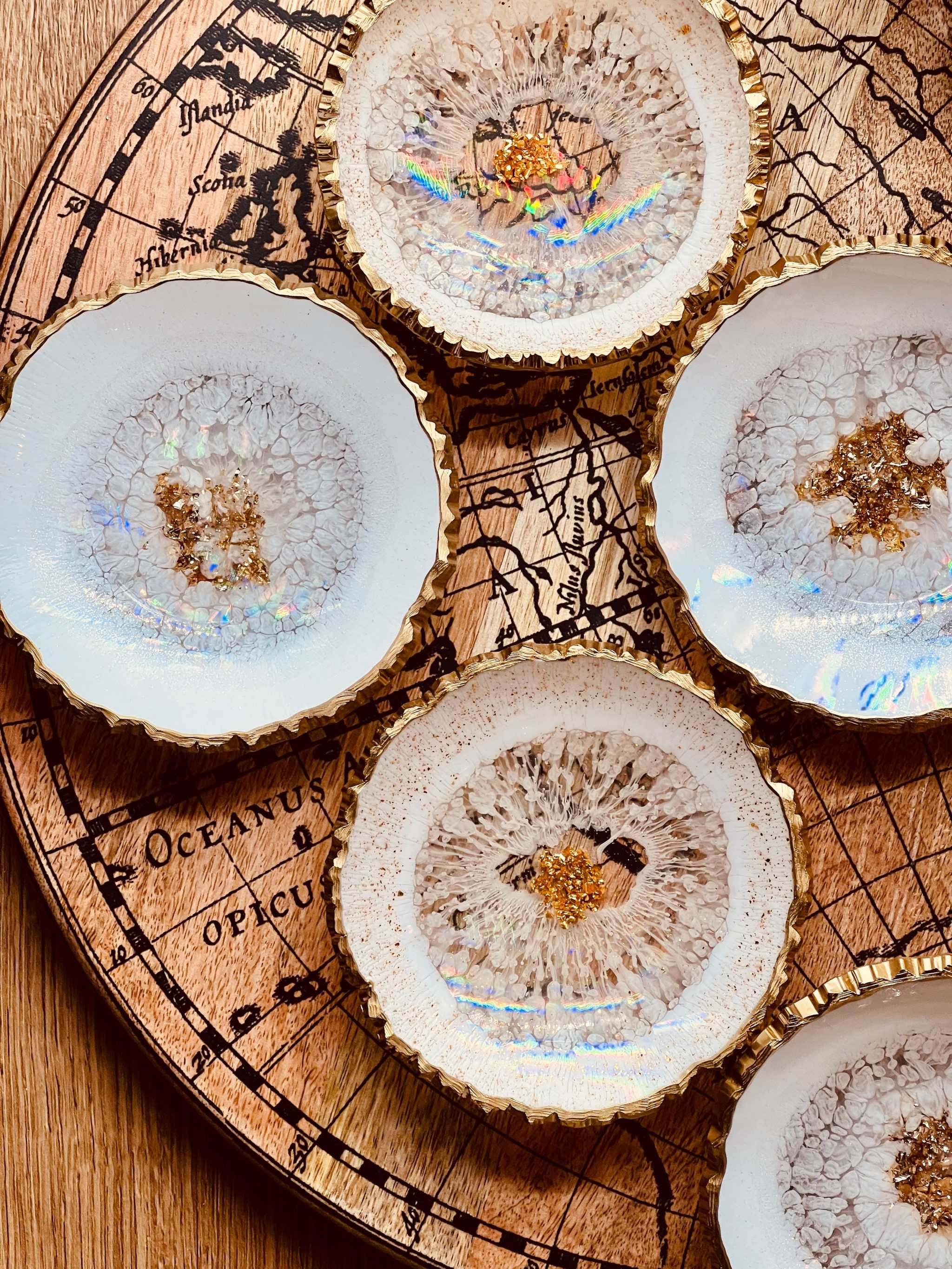 Holographische Schmuckschalen aus weißem Resin mit goldenen Details als handgefertigte Dekoration und Geschenkidee