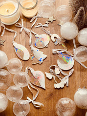 Weihnachtsbaumanhänger aus Resin in Weiß mit holographischer Oberfläche, Set aus 7 Anhängern.