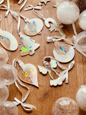 Weißer Weihnachtsbaumanhänger aus Resin mit holographischer Oberfläche, 7-teiliges Set.