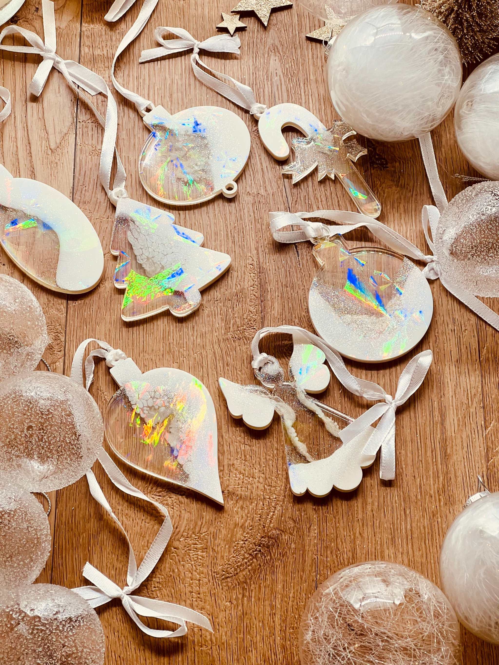 Weißer Weihnachtsbaumanhänger aus Resin mit holographischer Oberfläche, 7-teiliges Set.