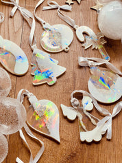 Weihnachtsbaumanhänger aus weißem Resin mit holographischer Oberfläche, 7-teiliges Set.