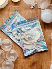 Set of 7 white resin Weihnachtsbaumanhänger with holographic surface for Christmas decor.