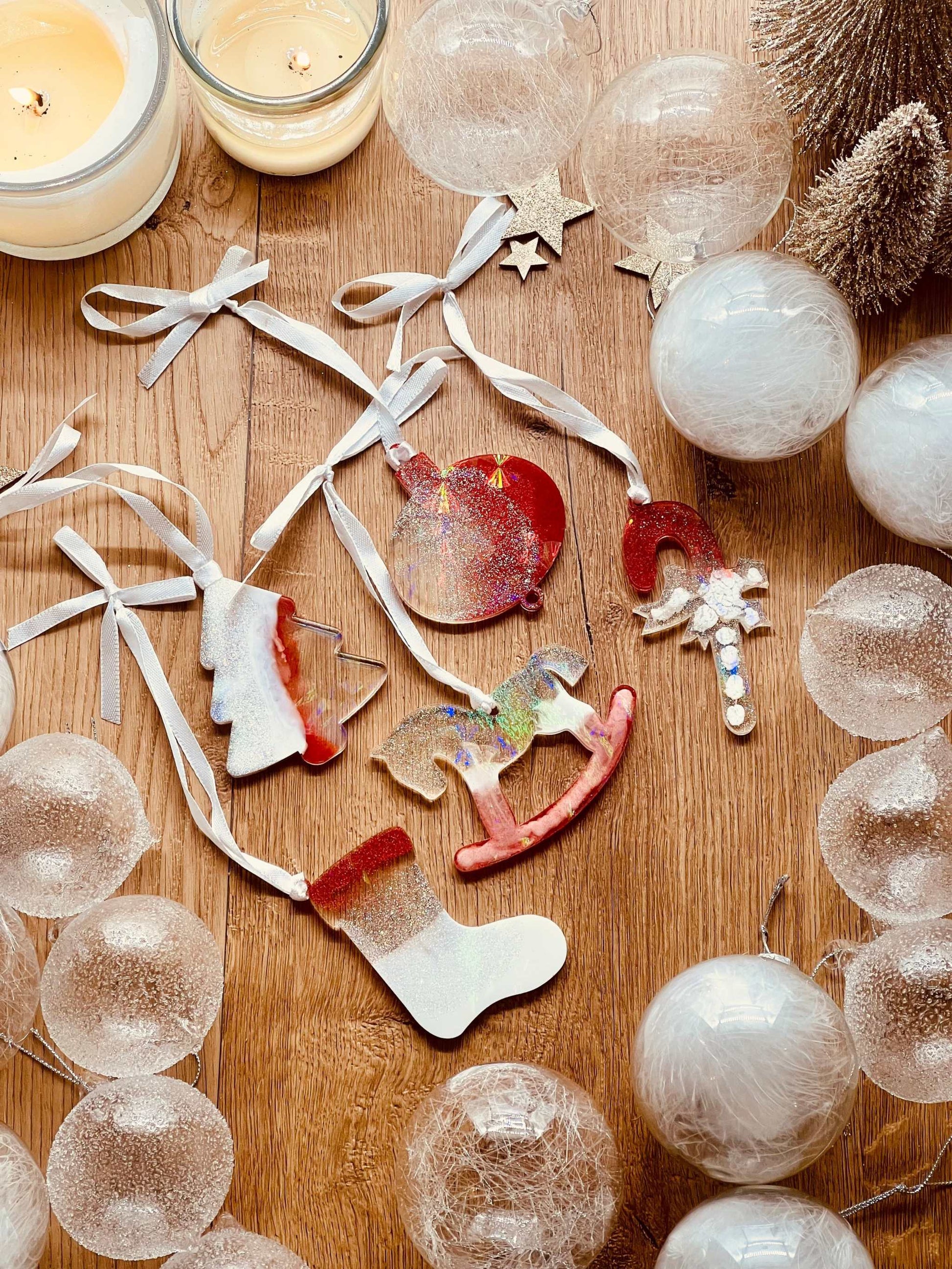 Weihnachtsbaumanhänger  - 5 Anhänger aus Resin in Rot und Weiß mit holographischer Oberfläche, handgemacht, Weihnachtsbaumdekoration.