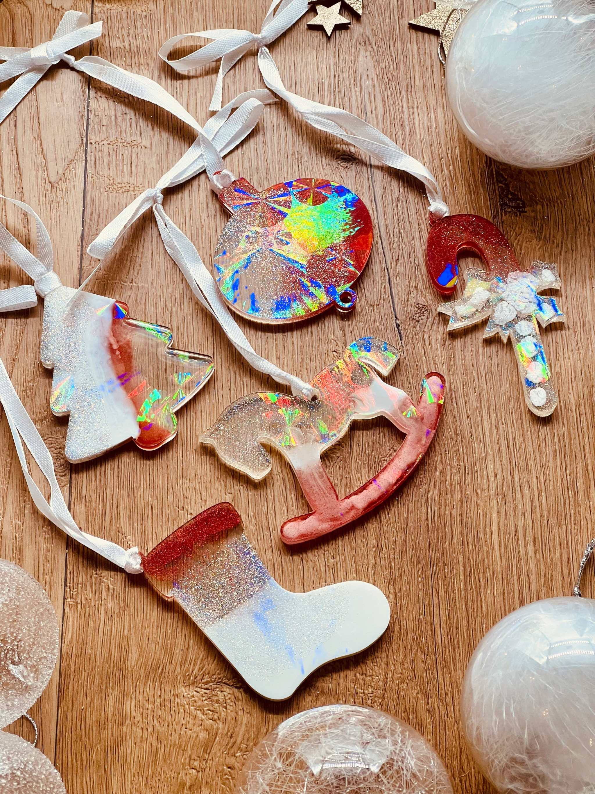 Weihnachtsbaumanhänger - 5 handgemachte Resin-Anhänger in Rot und Weiß mit holographischer Oberfläche, Set von 5.