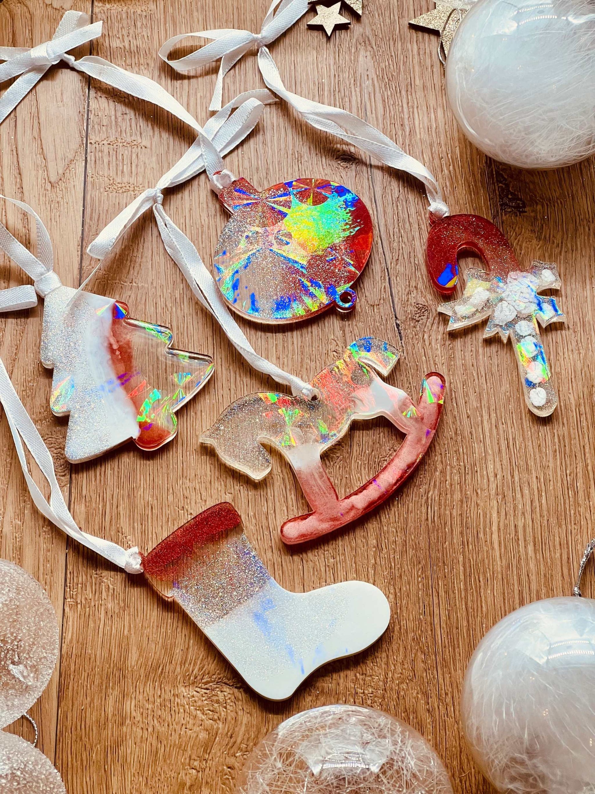 Weihnachtsbaumanhänger - 5 handgemachte Resin-Anhänger in Rot und Weiß mit holographischer Oberfläche, Set von 5.