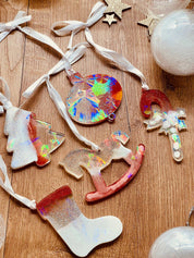 5 handgemachte Resin Weihnachtsbaumanhänger in Rot und Weiß mit holographischer Oberfläche, Dekoration, 6-11cm.